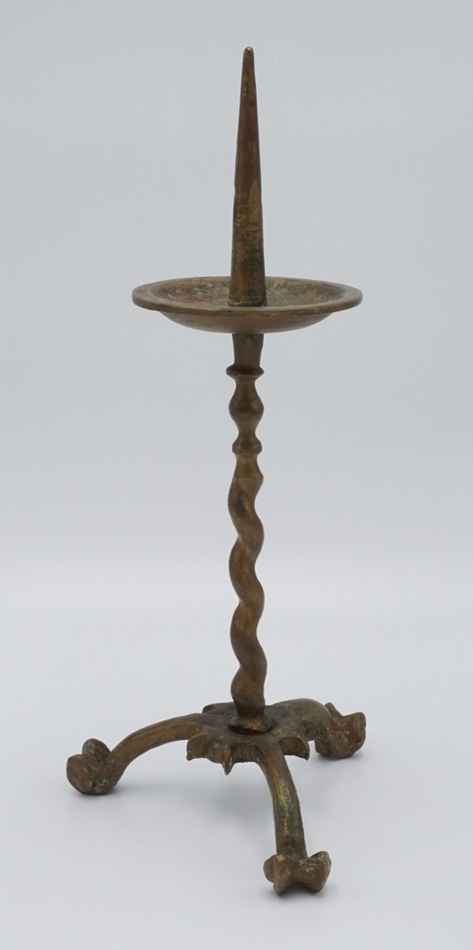 Standleuchter mit Dorn, wohl 16. Jh.Bronze, auf drei Füßen stehender Kerzenständer, mit in sich - Bild 2 aus 2