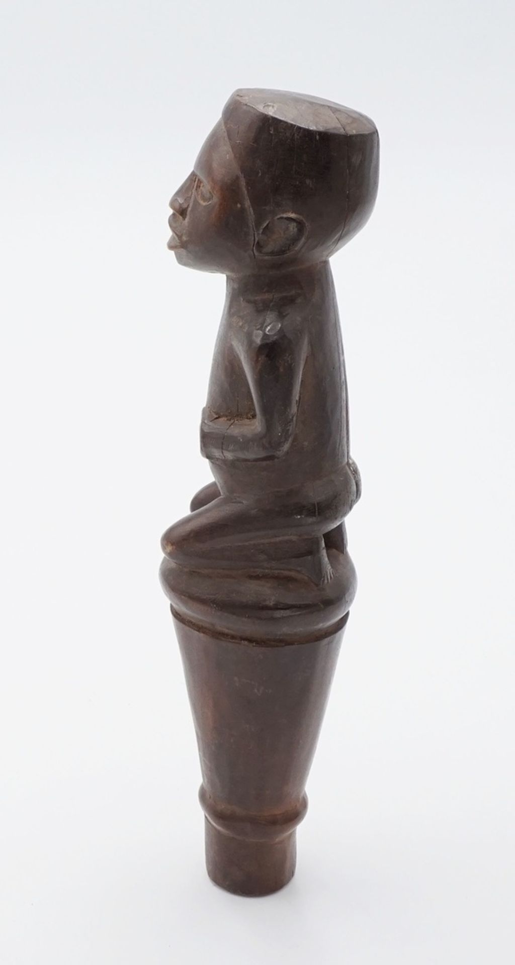 Zepter-Aufsatz Bakongo, DR Kongo, 1. Hälfte 20. Jh.Holz, kniende männliche Figur, auf einem - Image 3 of 4