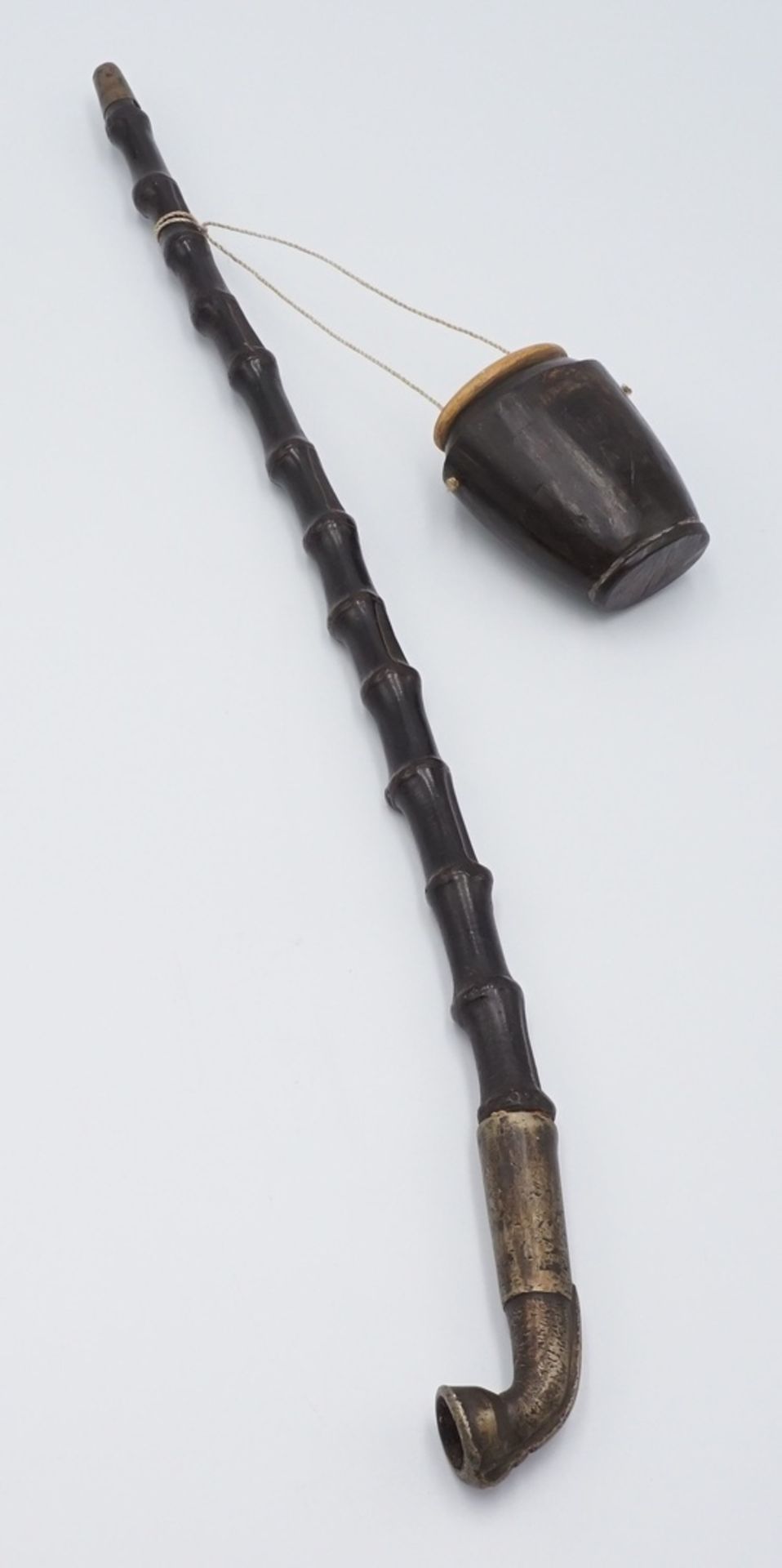 Opiumpfeife mit HornbehälterPfeife aus Bambus, Pfeifenkopf und Mundstück aus Messing, mit kleinem