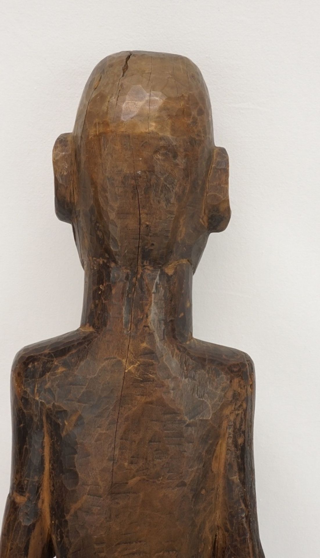 Naga Holzfigur, Indien, um 1920Gedenkfigur der Naga aus einem Männerhaus, Holz mit schöner Patina, - Bild 3 aus 3