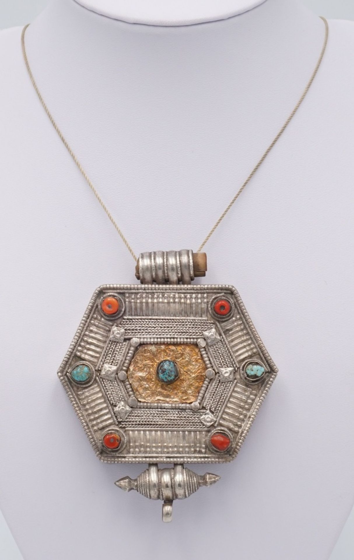 Gau Amulettbehälter, Tibet, 19. Jh.Silber (geprüft), tibetischer, sechseckiger Anhänger, mittiger - Image 2 of 4