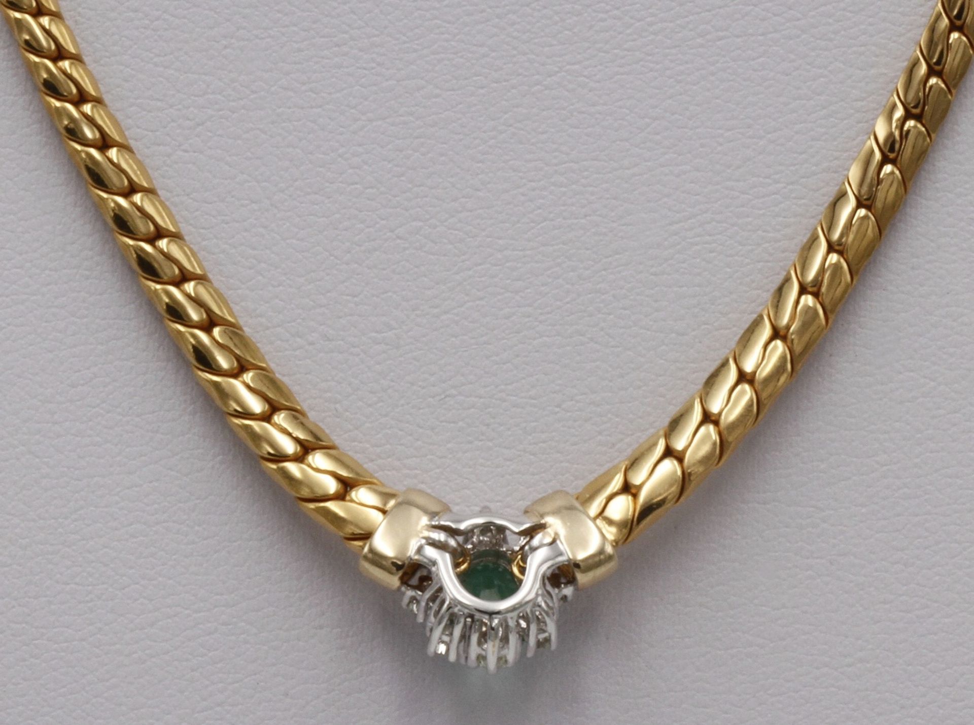 Entourage-Collier und Ohrstecker mit Smaragd und Brillanten585/- Gelbgold, guter Zustand 1) Collier, - Image 4 of 6