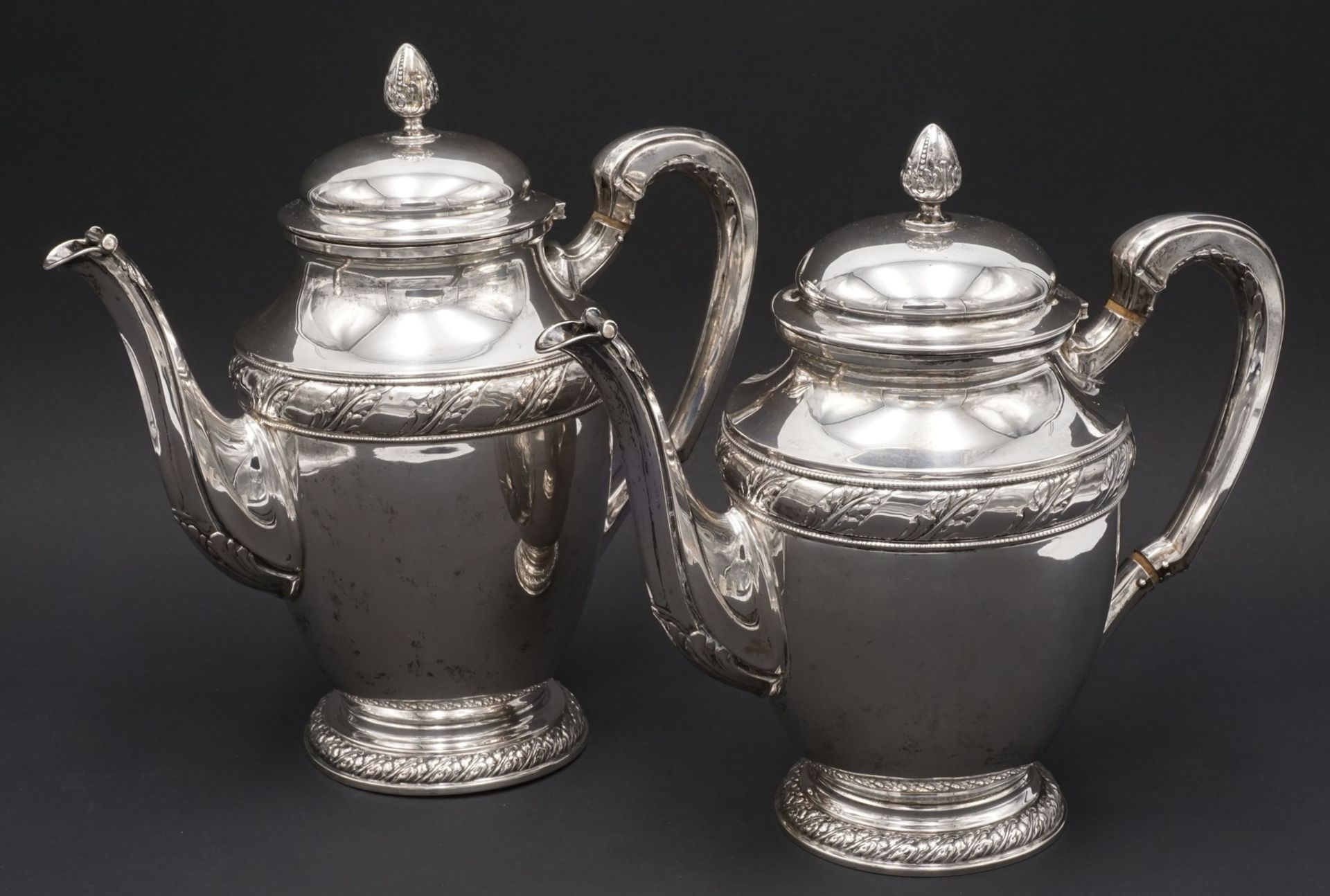 Lutz & Weiss Kernstück mit Tee- und Kaffeekanne, 1. Hälfte 20. Jh.800/- Silber, im Boden - Bild 2 aus 4