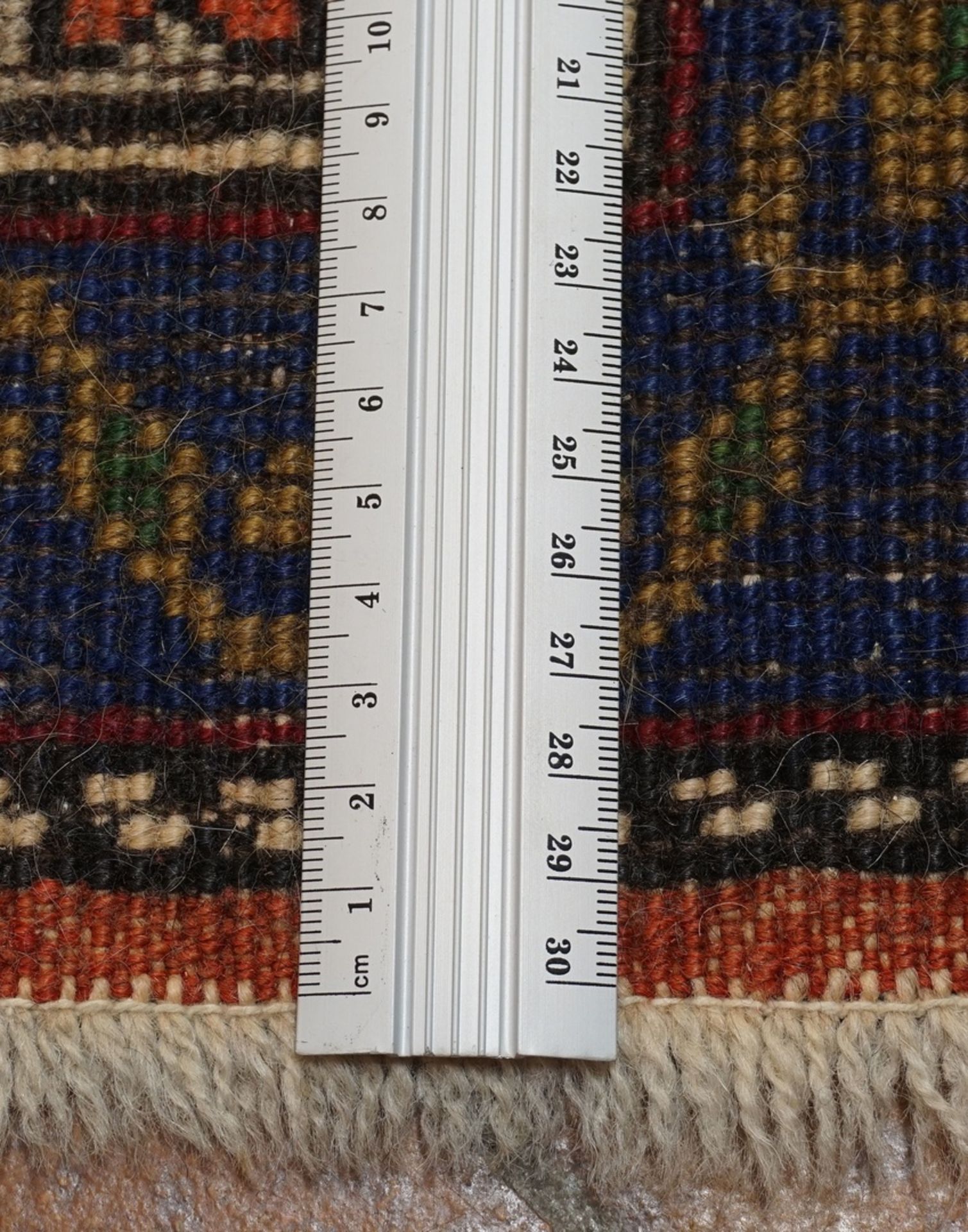 Gendje, KaukasusWolle auf Wolle, 1. Drittel 20. Jh., diagonal gestreifter, mehrfarbiger Fond, - Image 2 of 3