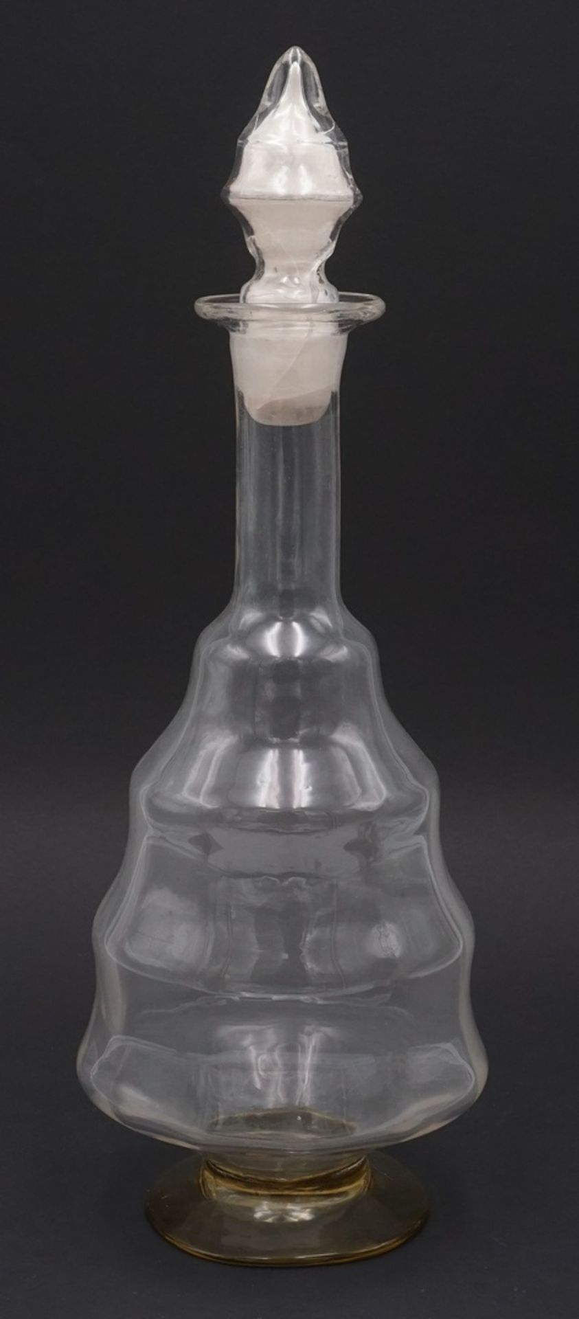 Zwei Glaskaraffen, 1. Drittel 20. Jh.Art Déco, Abrissglas, mundgeblasen, grünlicher Stand, - Bild 2 aus 3