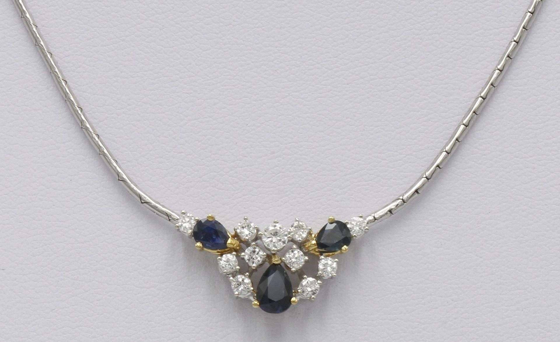 Weißgold Collier mit Brillanten und Saphiren750/- Weißgold, 0,12 ct Brillant (TW/VSI) in