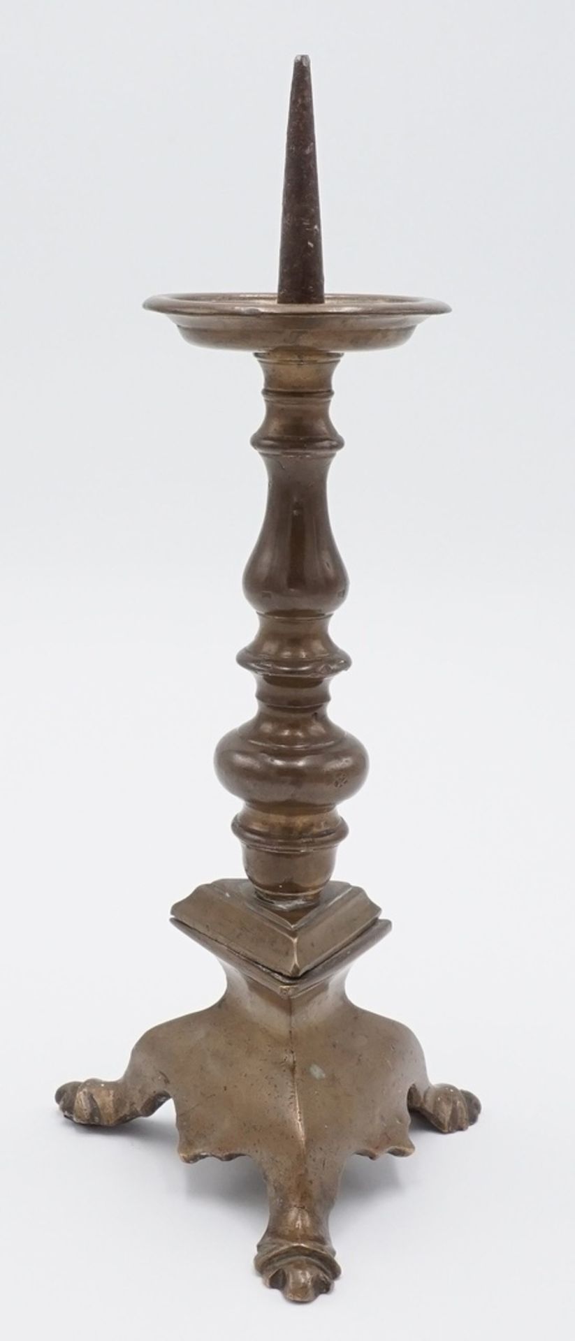 Dreibeiniger Kerzenleuchter mit Dorn, 1. Hälfte 16. Jh.Dunkle Metall-Legierung und Eisenkern,