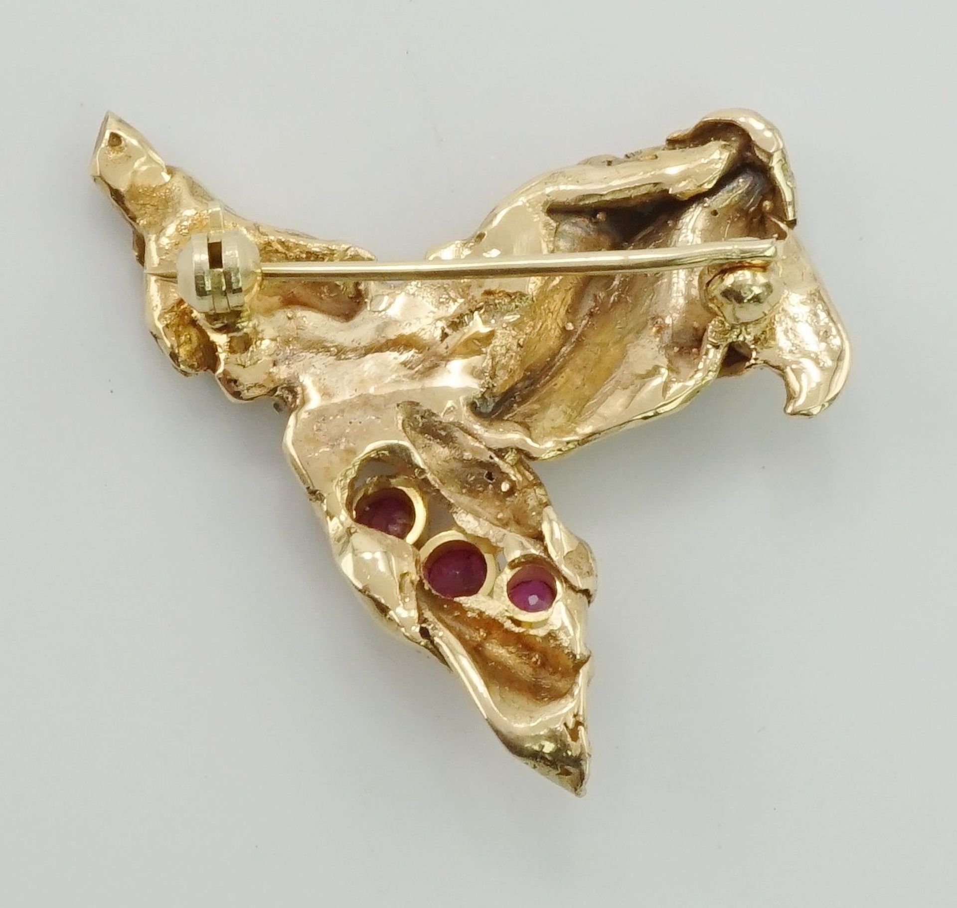 Goldbrosche mit drei Rubinen585/- Gelbgold (geprüft), drei Rubine im facettiertem Rundschliff, - Image 2 of 2