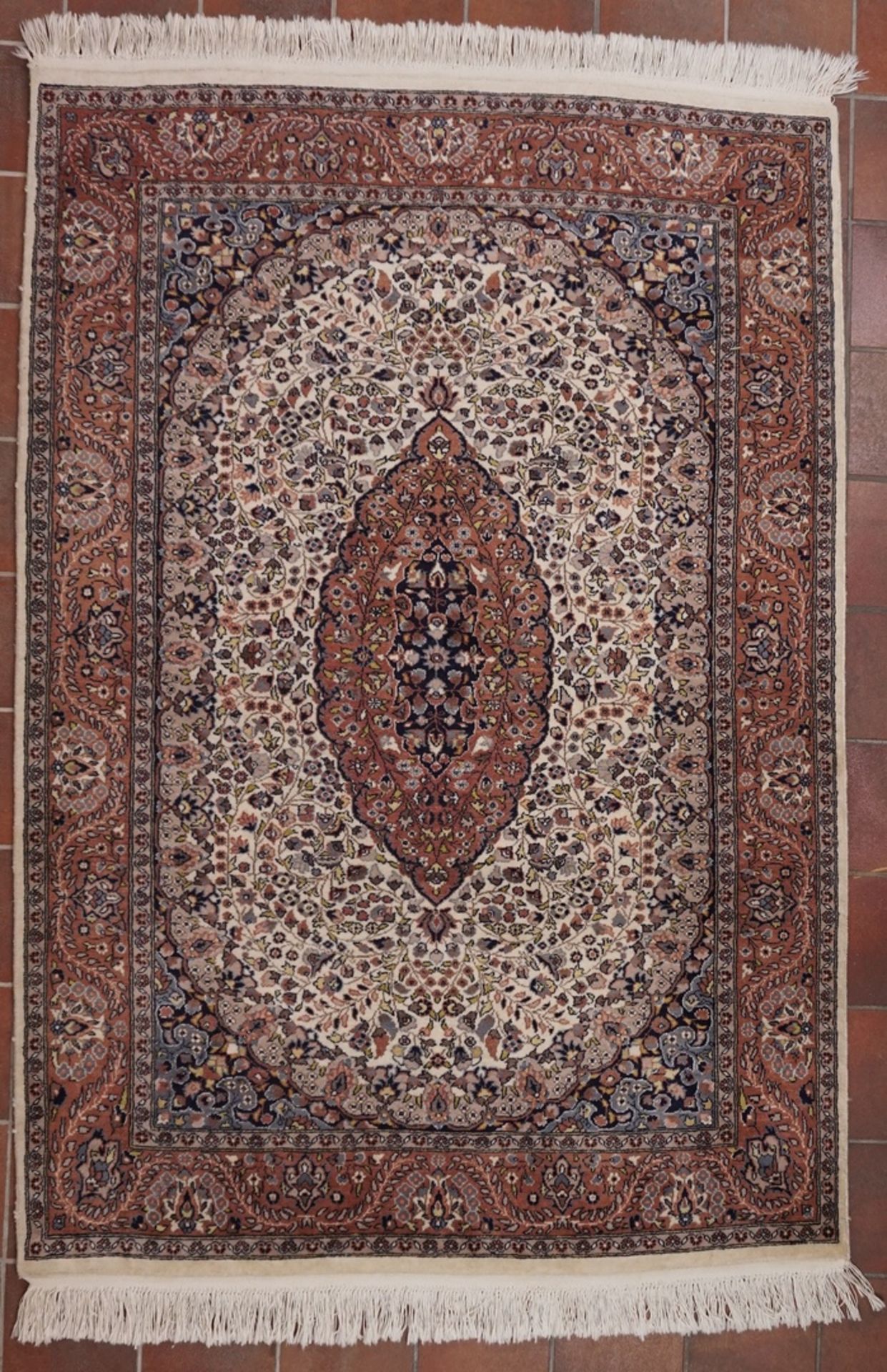 OrientteppichWolle auf Baumwolle, 20. Jh., florales Muster, beiger Untergrund mit zentralem