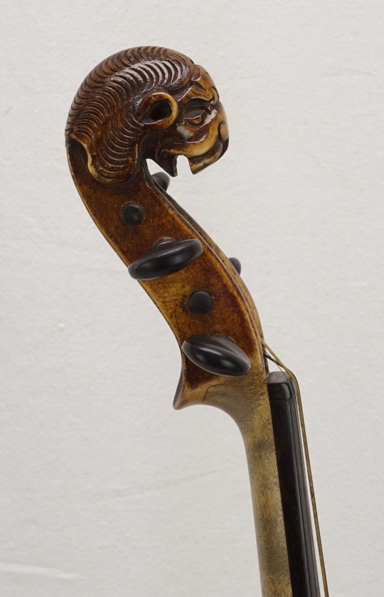 4/4-Geige / Violine mit Löwenkopf und Koffer, um 1900Boden aus Riegelahorn, Deckel aus Fichte, - Bild 5 aus 8