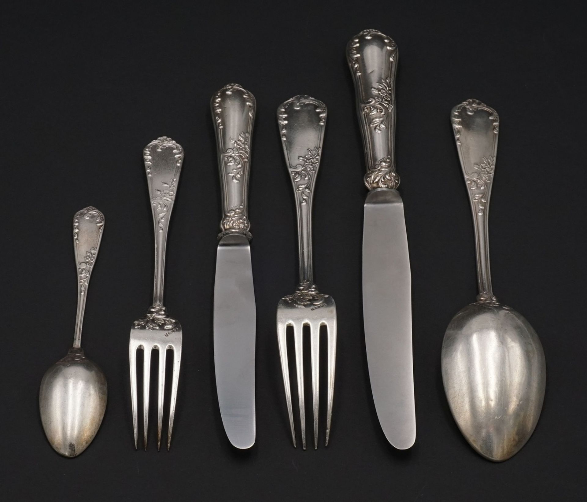 H. Meyen & Co. Besteck für 12 Personen im Koffer, um 1900800/- Silber, Halbmond und Krone, - Bild 5 aus 6