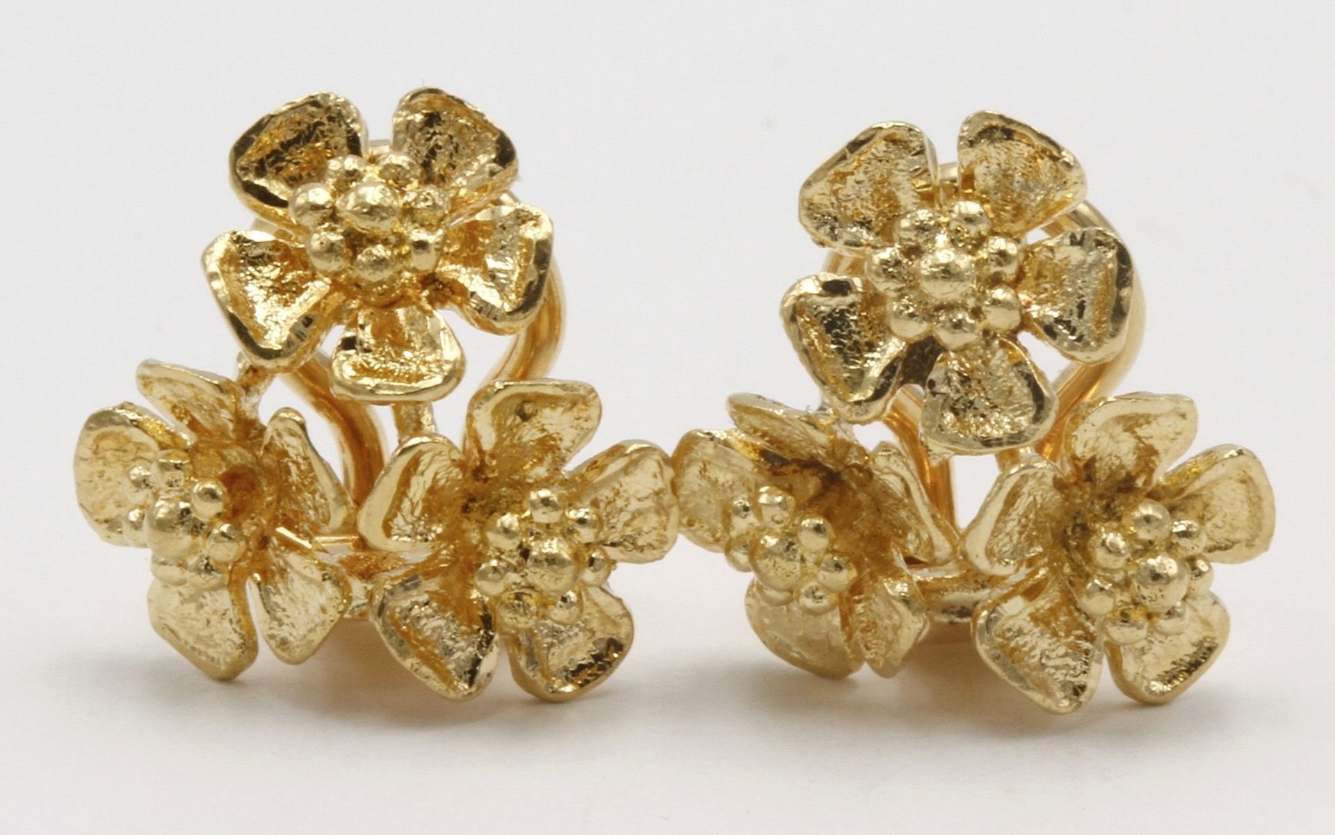 Gold Ohrclips als Blüten750/- Gelbgold, jeweils in Form dreier Blüten gearbeitet, strukturierte