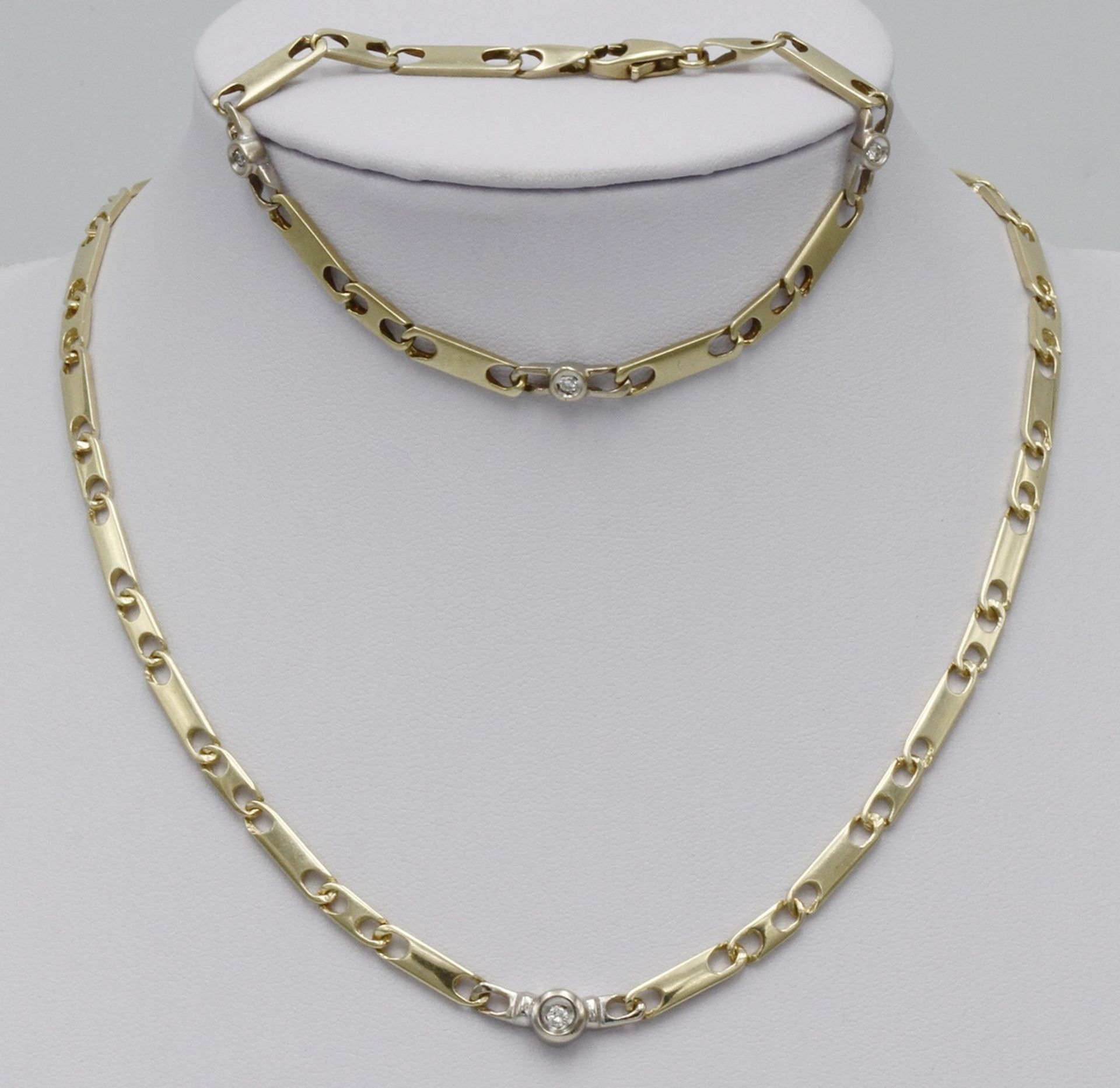 Collier und Armband mit Brillantbesatz585/- Gelbgold, Steine in Weißgoldgliedern mit Zargen gefasst,