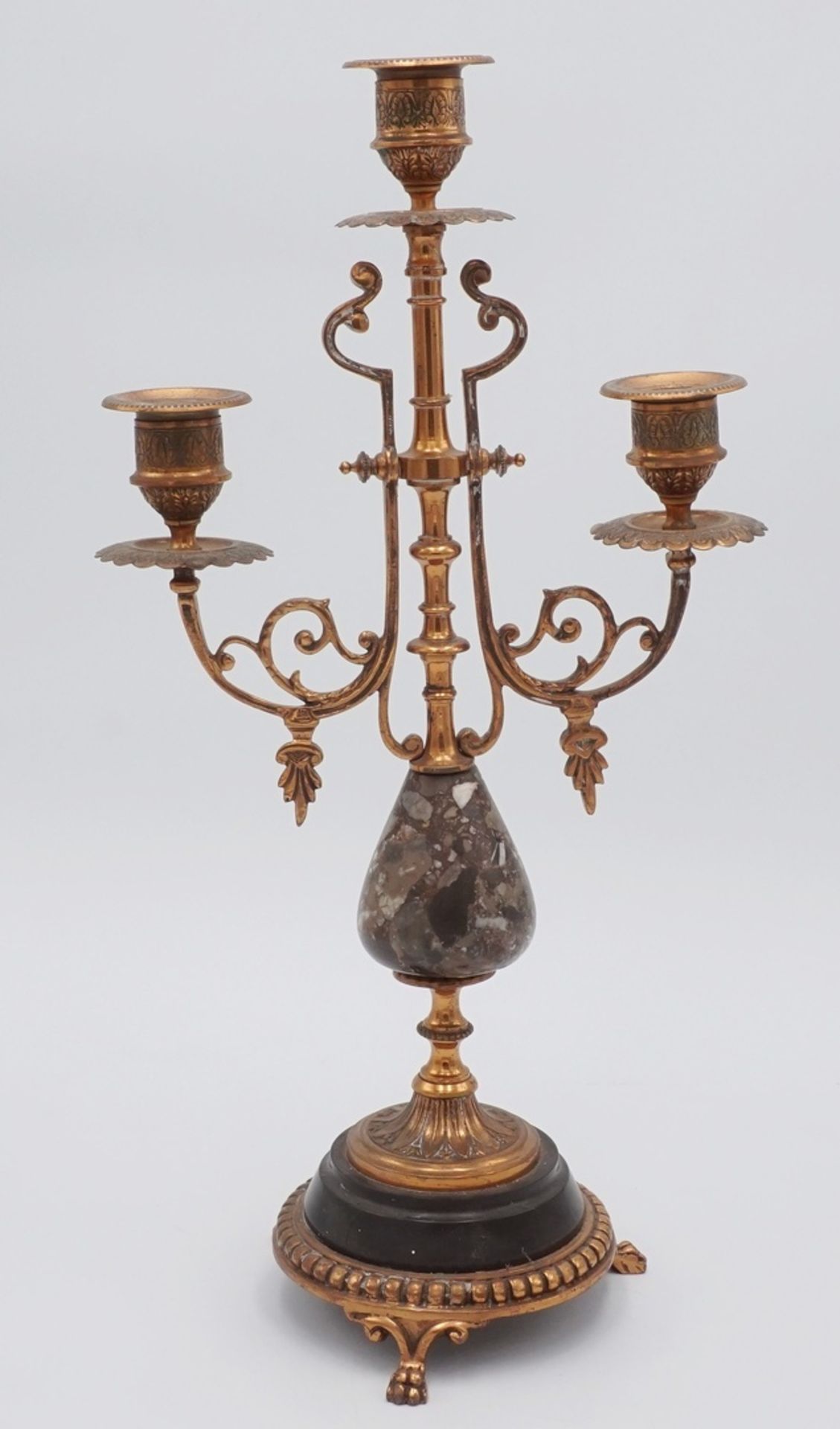 Tisch-Kandelaber, Leuchter, 2. Hälfte 18. Jh.Kupfer, Stein, dreiflammig, zwei geschwungene Arme zu - Bild 2 aus 2