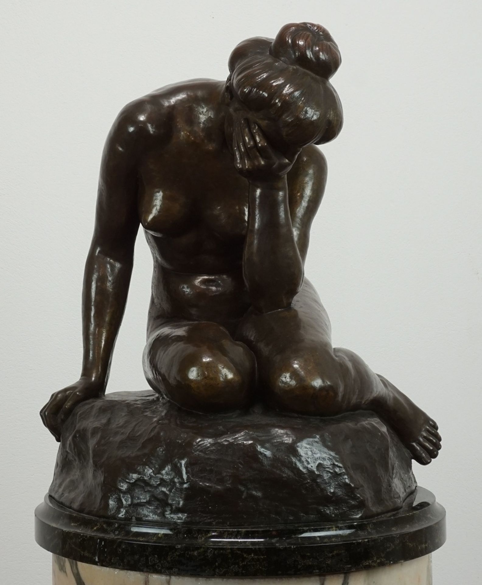 S. Gowanow, "Kauernder Akt"Russischer Künstler, Bronze, unten rechts am Fuß signiert, datiert - Bild 2 aus 5