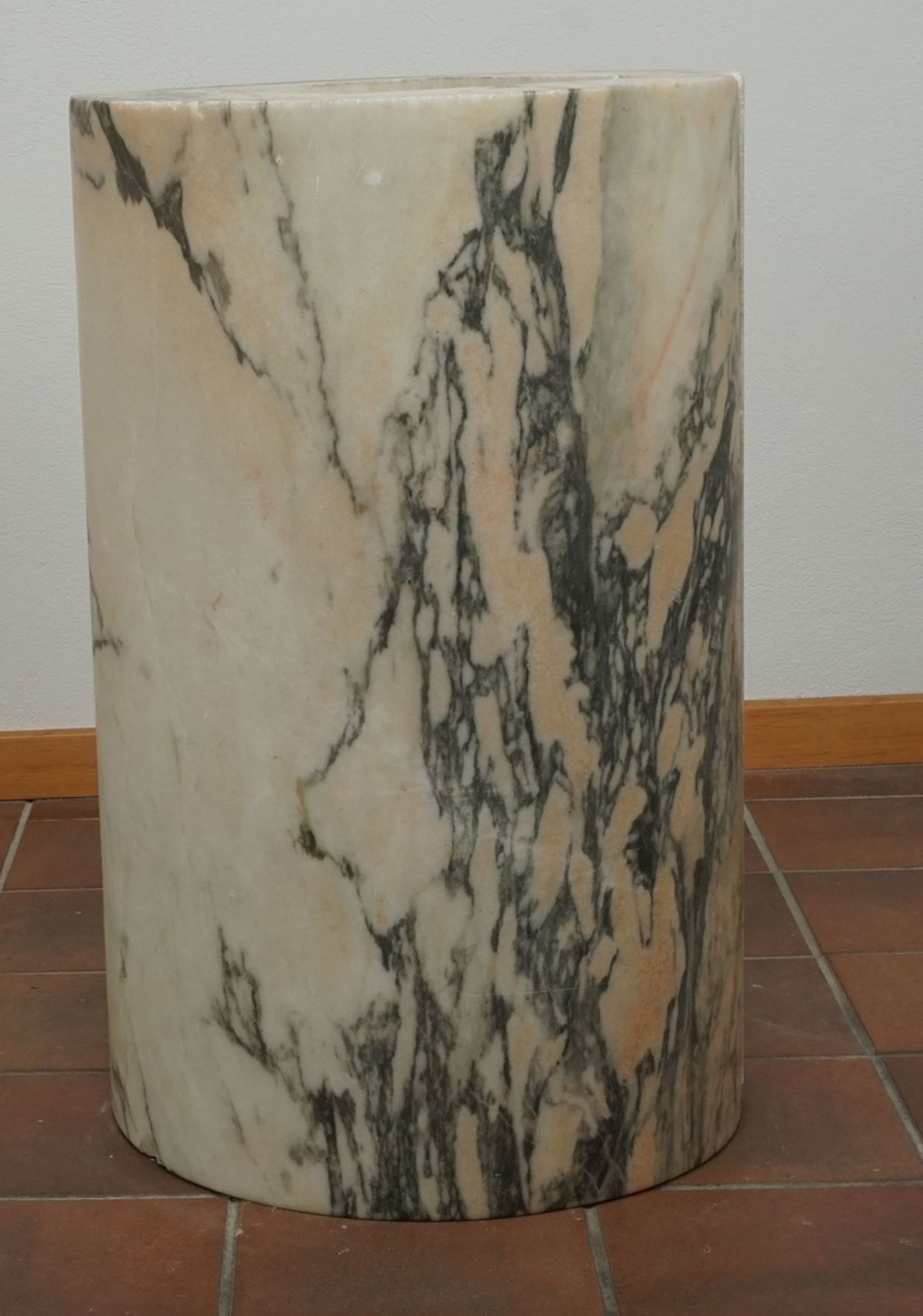 Marmor Stele / Postamentzweiteilig, schwarz-weiß-grün-orange marmoriert, altersgemäßer Zustand, - Bild 3 aus 3