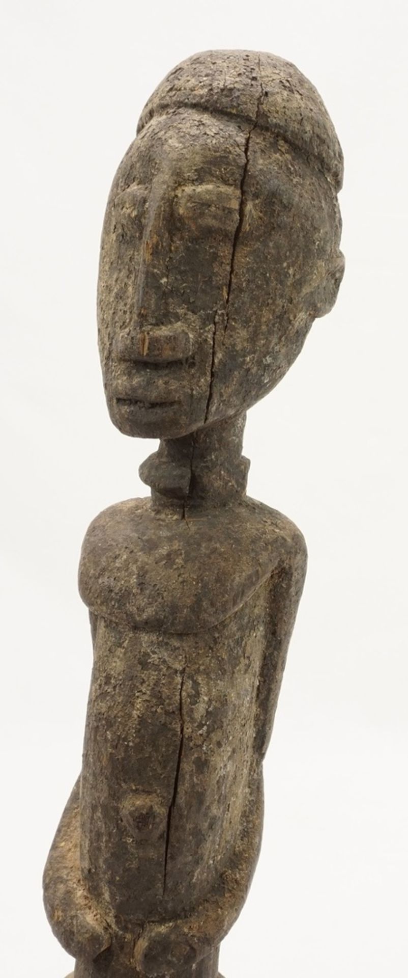 Männliche Ahnenfigur der Dogon, MaliHartholz, sitzende Figur auf einem Hocker, krustierte - Bild 6 aus 6