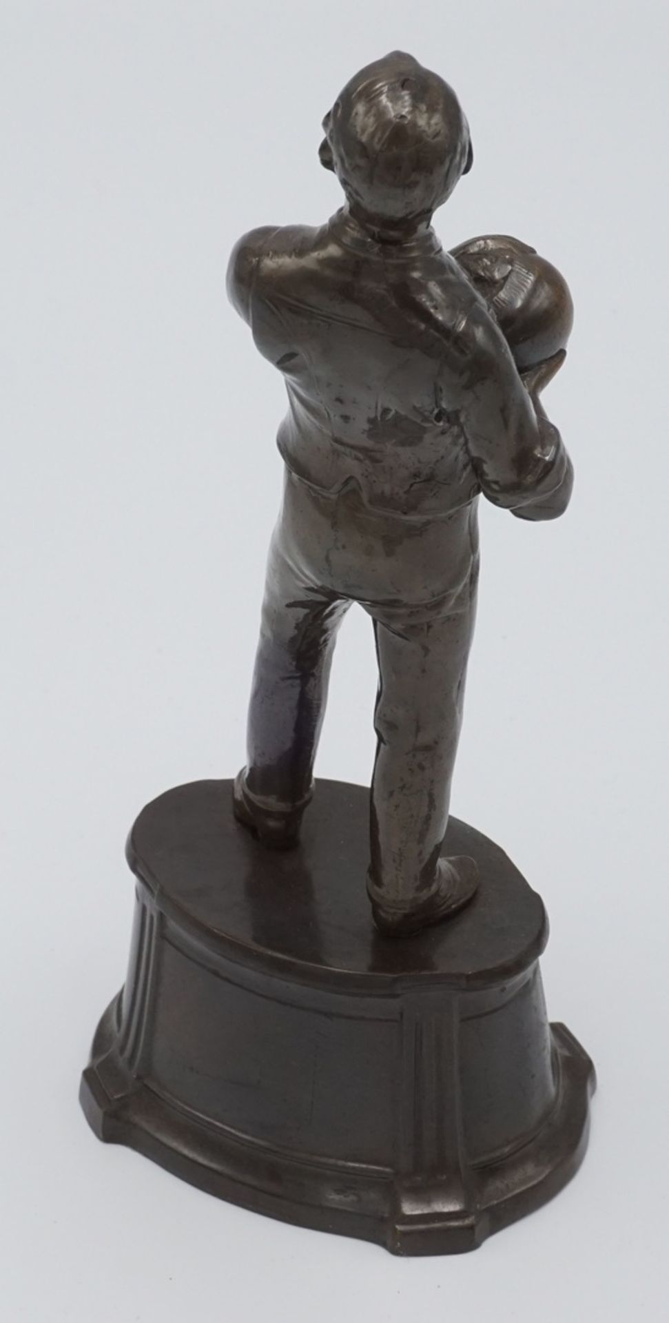 KegelspielerZinkspritzguss bronziert, um 1900, Kegelspieler steht auf einem hohen Sockel, - Bild 2 aus 2