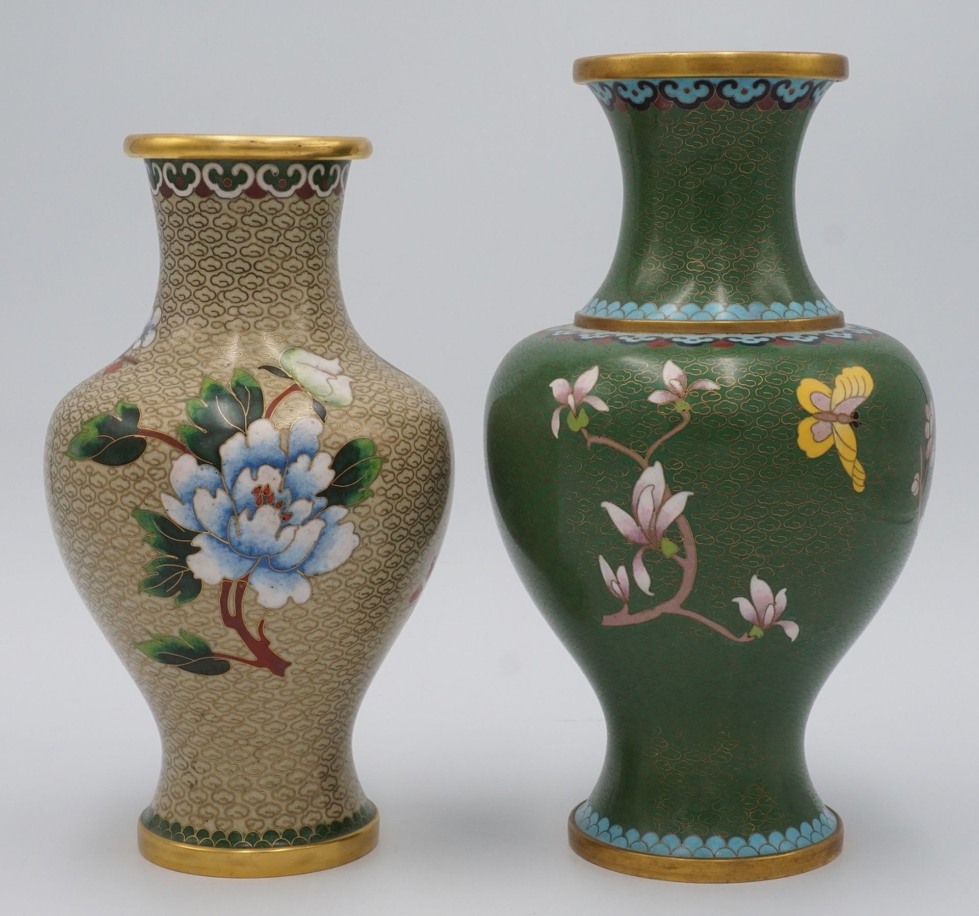 Zwei Cloisonné Vasen, China, 20. Jh.Messing mit Emailledekor, balusterförmiger Korpus, guter - Bild 2 aus 2