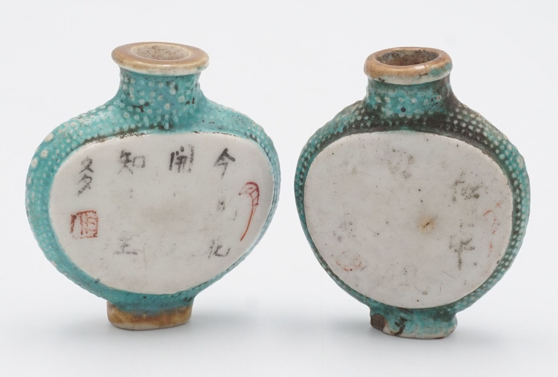 Zwei handbemalte Snuff Bottles, China, 19/20. Jh.Keramik, herzförmiger Korpus auf ovalem - Image 2 of 2