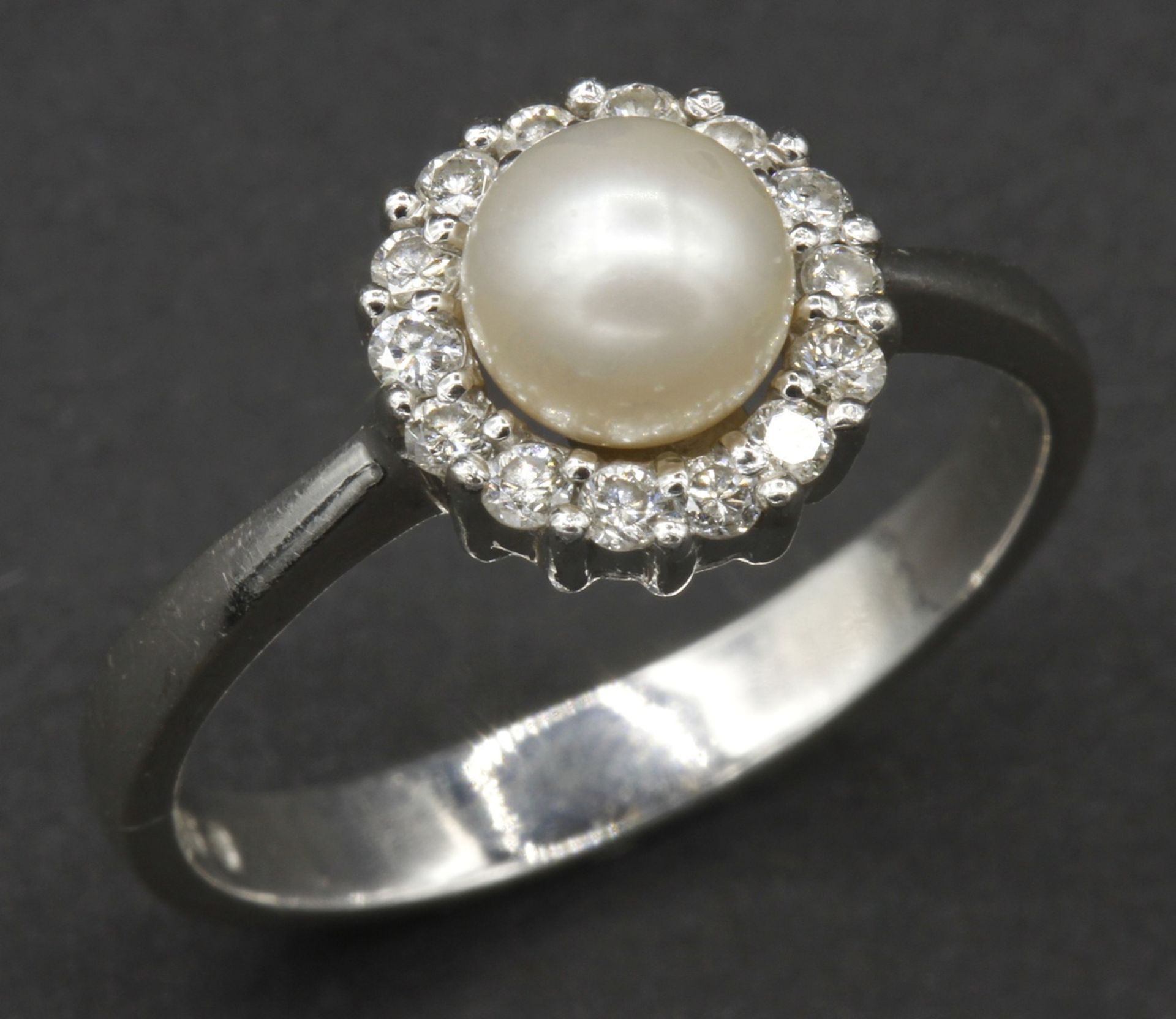 Entourage-Ring mit Perle und Brillanten585/- Weißgold, rosé-weiße Perle, 14 je 0,019 ct