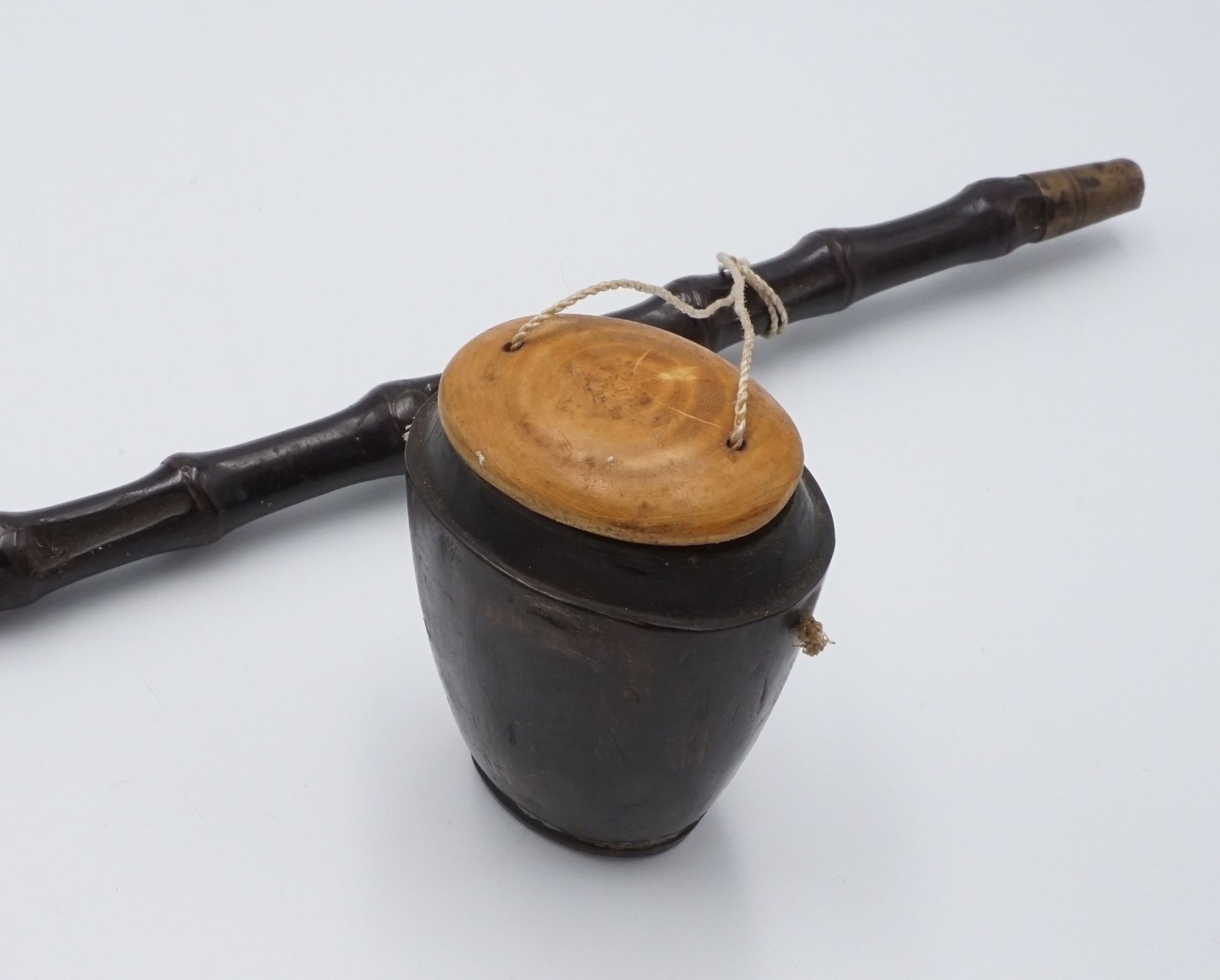Opiumpfeife mit HornbehälterPfeife aus Bambus, Pfeifenkopf und Mundstück aus Messing, mit kleinem - Bild 3 aus 3