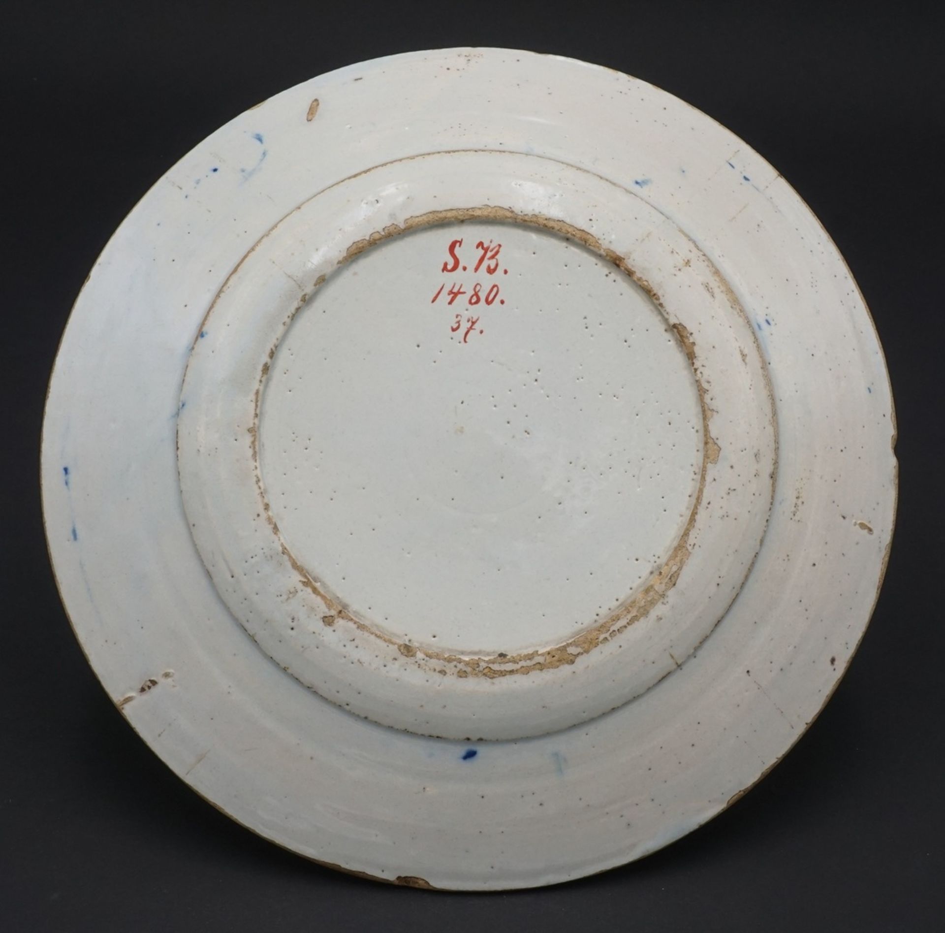 Wohl Delft Teller mit chinesischen Dekor, 1. Hälfte 18. Jh.Unterglasurmalerei, rückseitig drei - Bild 2 aus 2