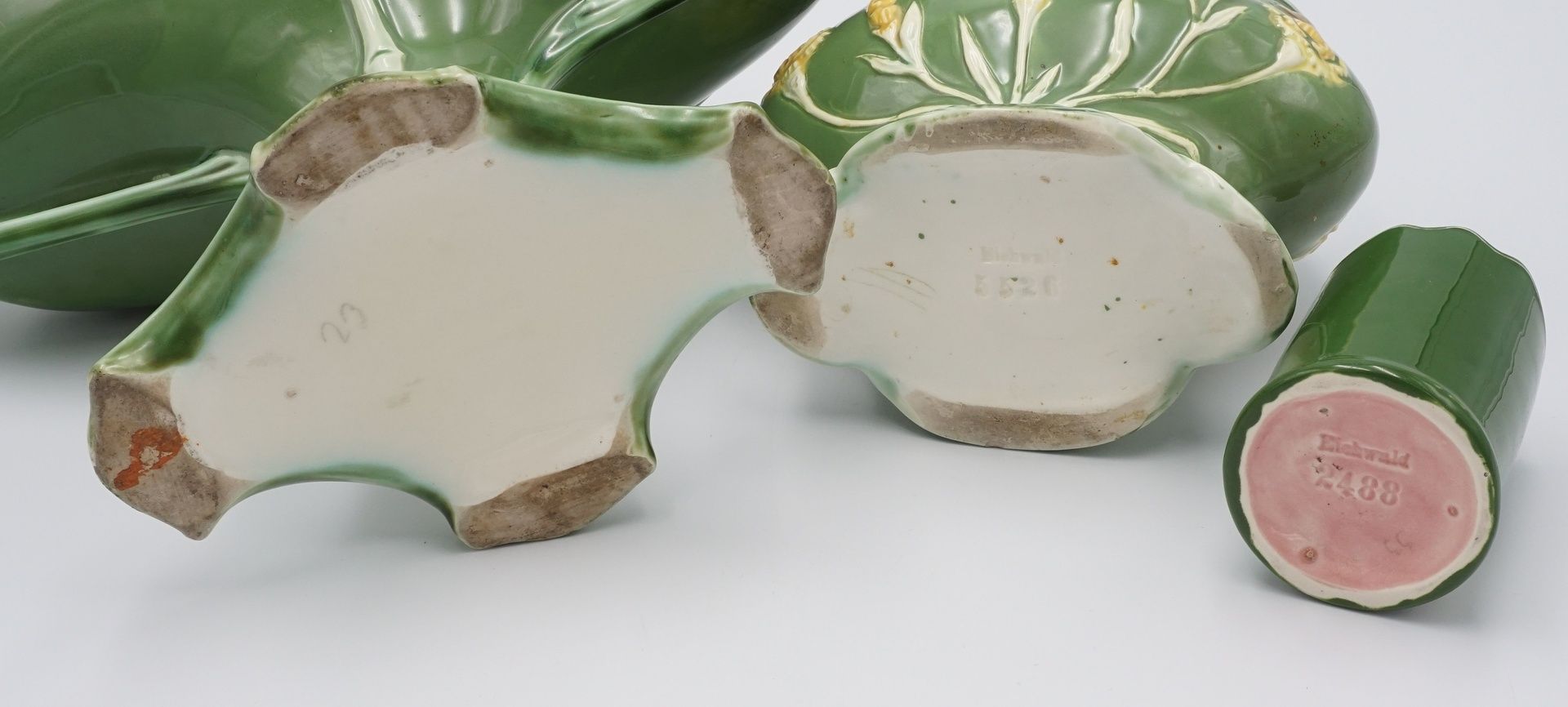 Drei Eichwald Keramik / Majolika Gefäße, Jugendstilgrüner Fond mit kolorierten Blumenranken 1) - Bild 5 aus 5
