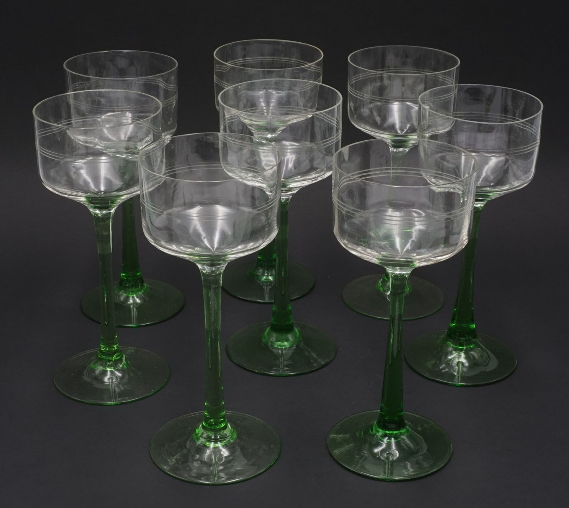 Acht Stiel-WeingläserArt Déco, Glas, konische Kuppa, Rillenschliff, grüner Stiel, guter Zustand,