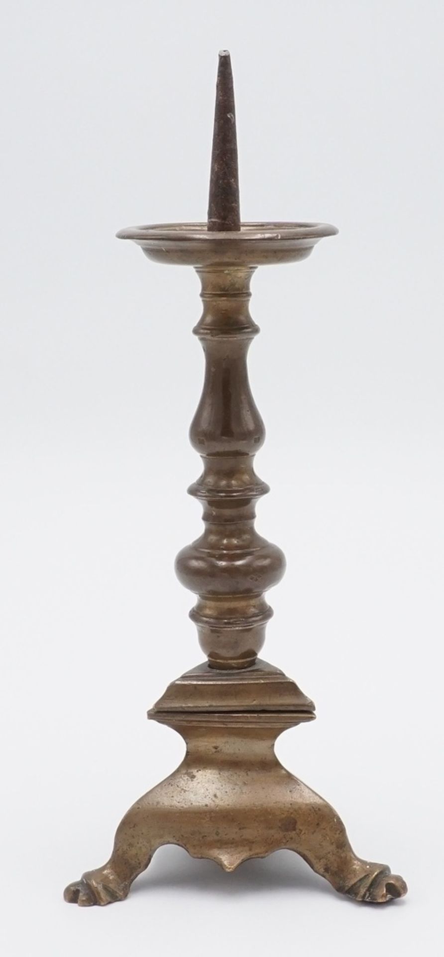 Dreibeiniger Kerzenleuchter mit Dorn, 1. Hälfte 16. Jh.Dunkle Metall-Legierung und Eisenkern, - Bild 2 aus 3