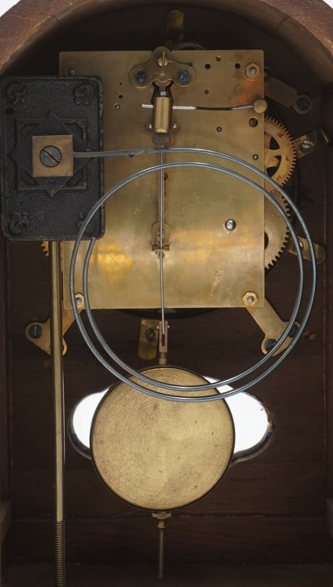 Hamburg-Amerikanische Uhrenfabrik Tischuhr, um 1930Gehäuse aus Eichenholz, Uhrwerk gemarkt mit - Bild 3 aus 3