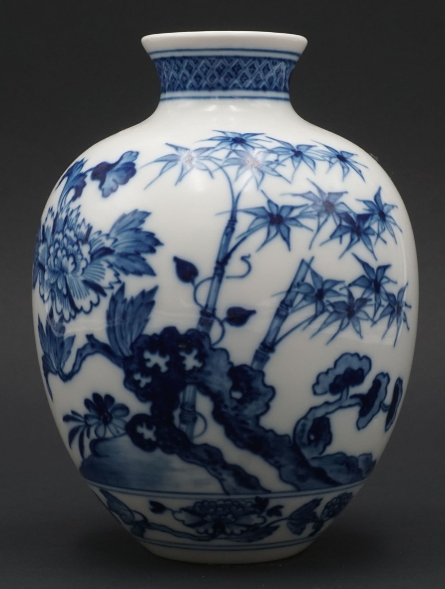 Meissen Vase mit chinesischer Blumenmalerei1. Wahl, Chinesische Fels- und Blumenmalerei, kobaltblau, - Image 2 of 3