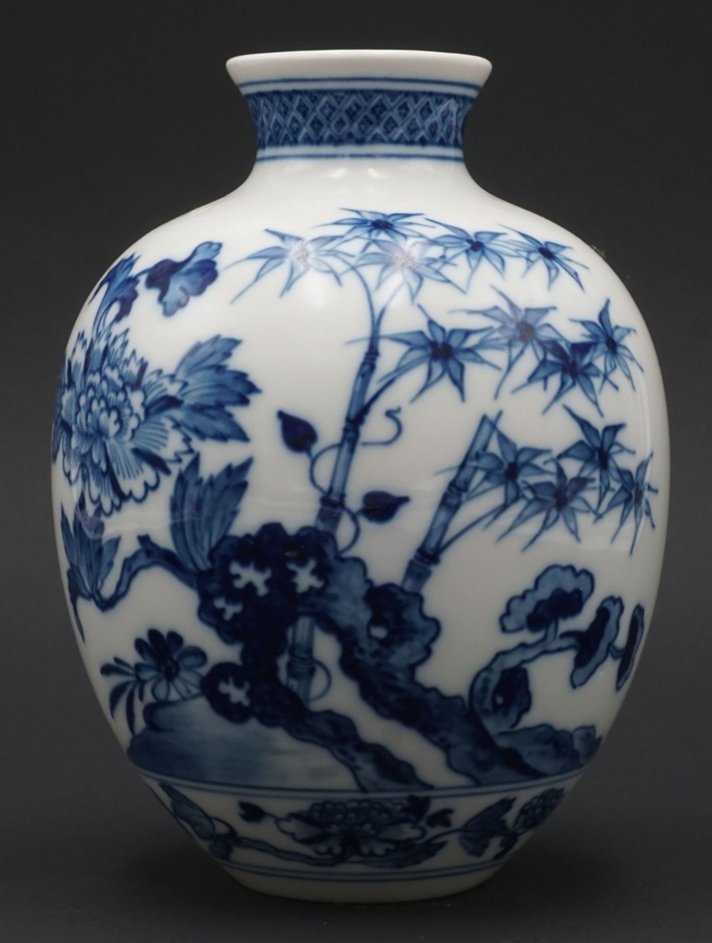 Meissen Vase mit chinesischer Blumenmalerei1. Wahl, Chinesische Fels- und Blumenmalerei, kobaltblau, - Bild 2 aus 3