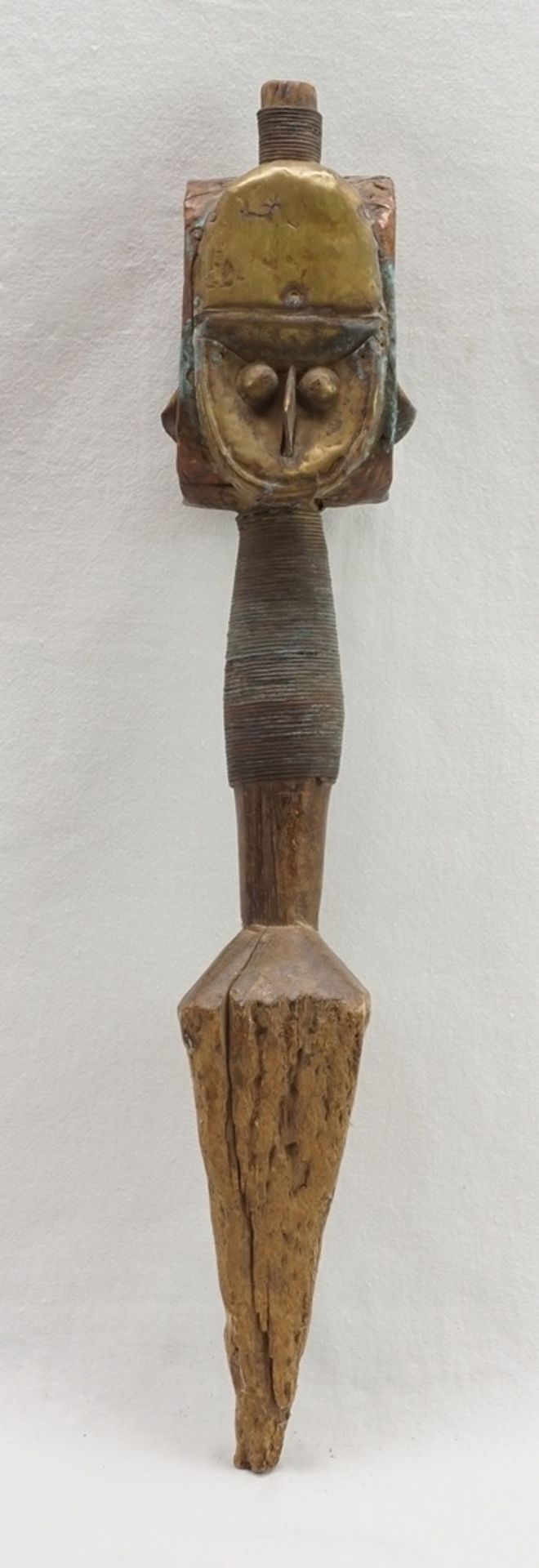 Reliquiarfigur der Bakota / Koto, Gabun, 1. Hälfte 20. Jh.Holz, Skulptur mit vier ovalen - Image 3 of 3