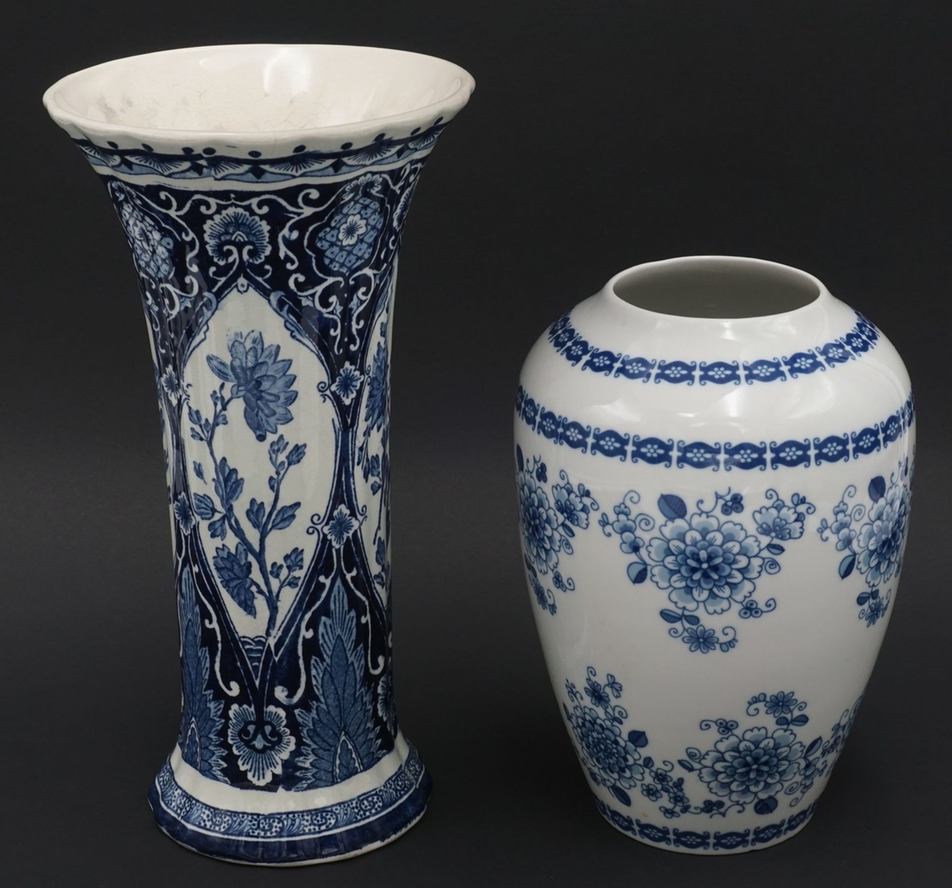 Zwei Vasenblaues, florales Dekor, im Boden gemarkt 1) Delft Trichtervase, altersgemäß guter Zustand,