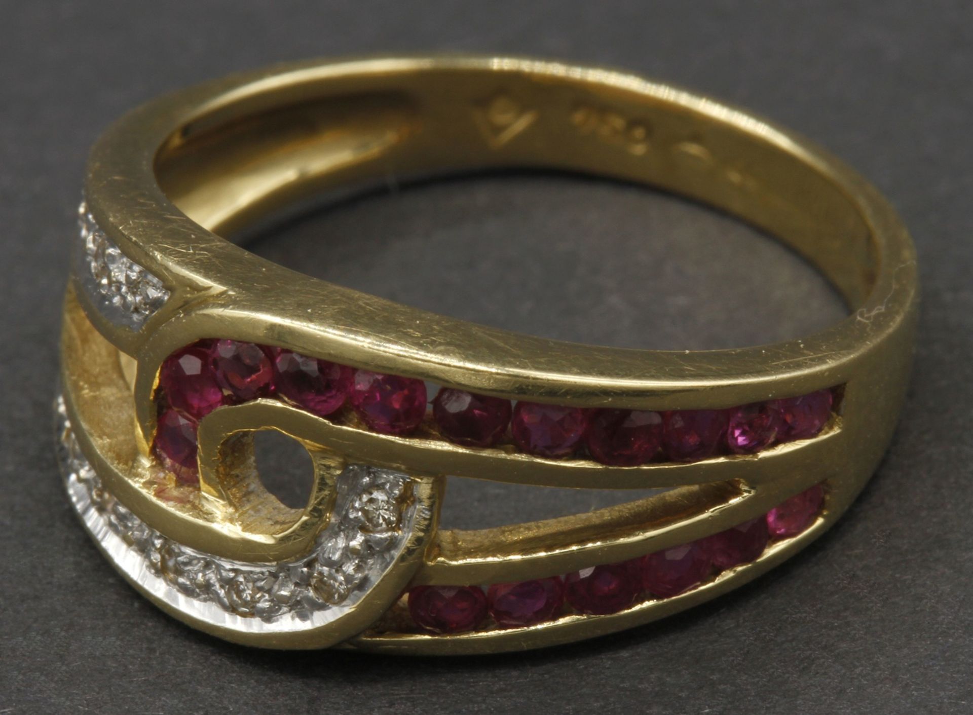 Gelbgold-Ring mit Rubinen und Diamanten750/- Gelbgold, 17 ca. 0,04 ct Rubine im Rundschliff, - Bild 2 aus 3