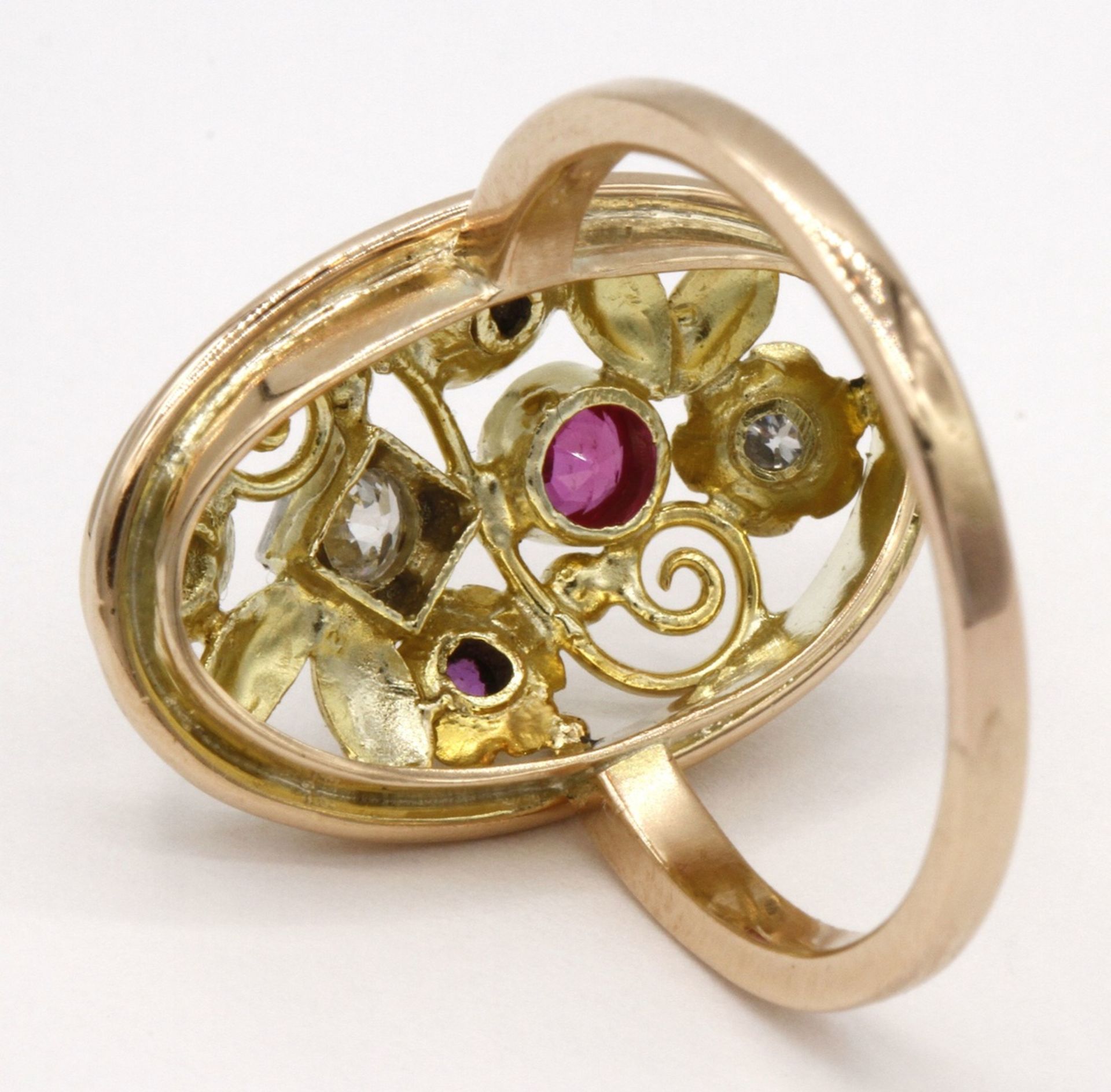 Jugendstil Ring mit Rubinen und Diamanten585/- Gelbgold, Diamant (TW/P) im Altschliff, - Bild 3 aus 3