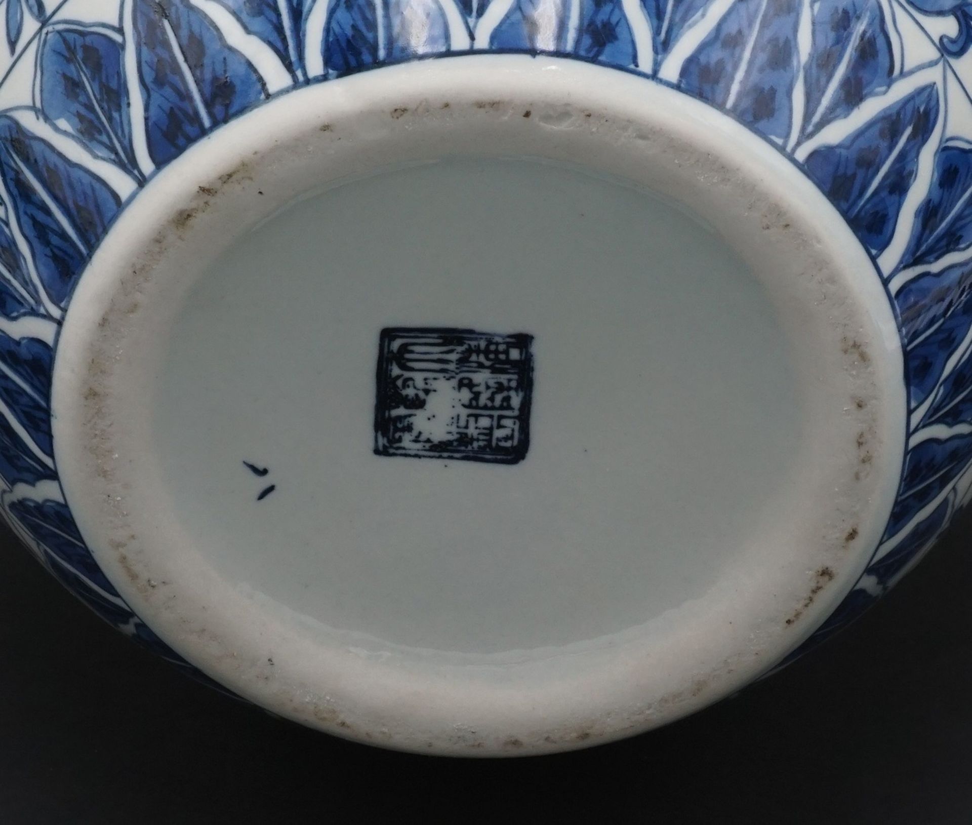 Gebauchte Deckelvase, China, 1. Hälfte 20. Jh.Porzellan, blaue Bodenmarke, umlaufend mit blauem - Image 3 of 3