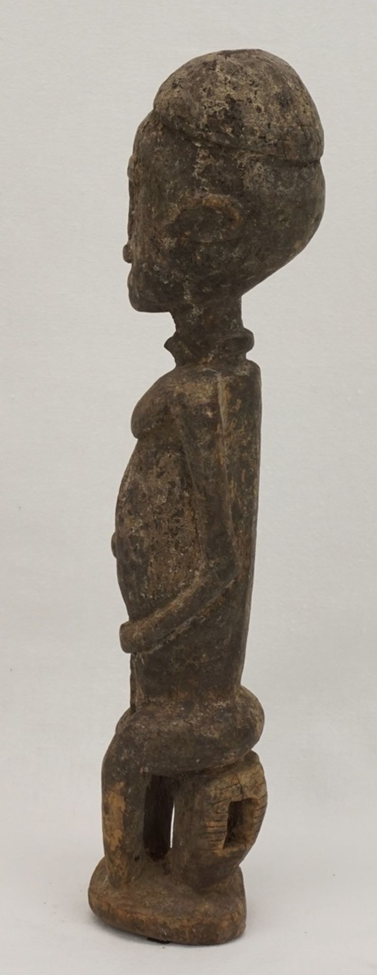 Männliche Ahnenfigur der Dogon, MaliHartholz, sitzende Figur auf einem Hocker, krustierte - Image 2 of 6