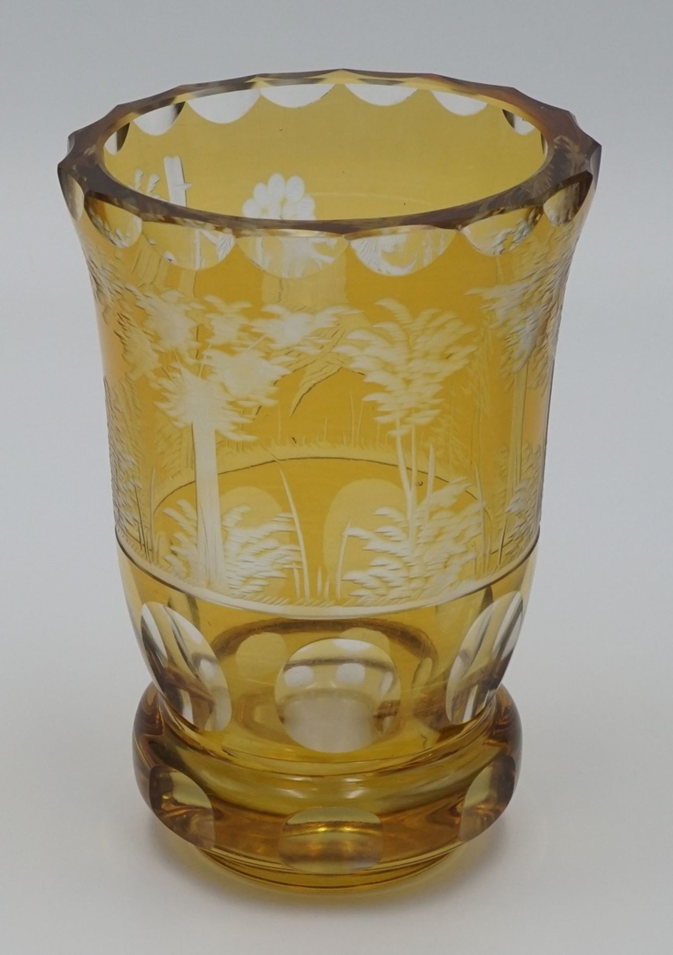 Jagdlicher Ranftbecher, 1. Hälfte 20. Jh.Kristallglas, Gelb überfangen, geschliffener Auerhahn auf - Bild 2 aus 2