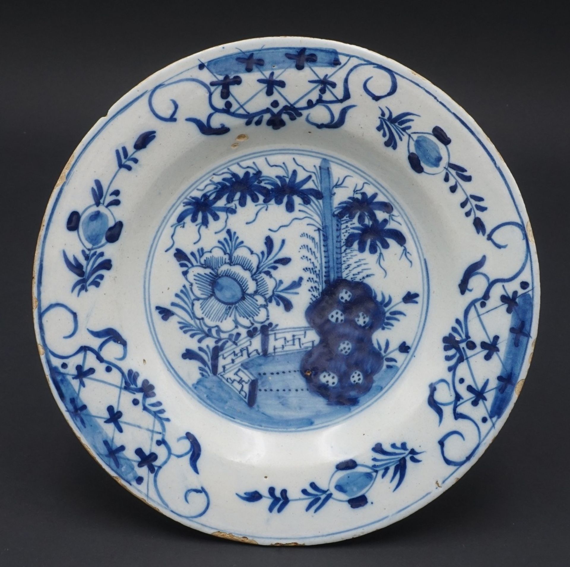 Wohl Delft Teller mit chinesischen Dekor, 1. Hälfte 18. Jh.Unterglasurmalerei, rückseitig drei