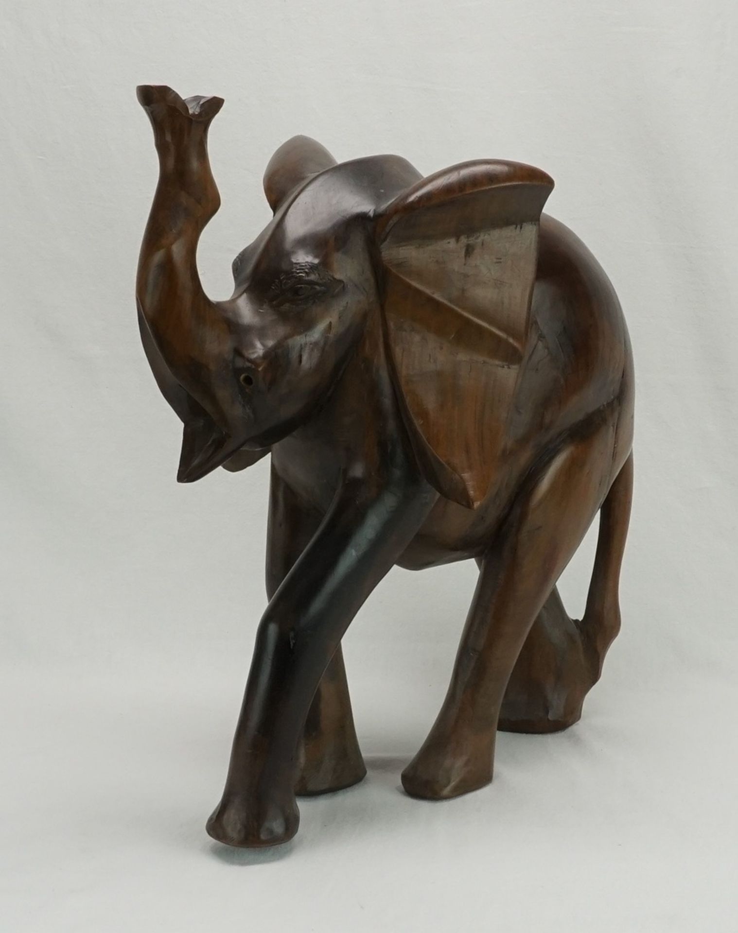 Großer geschnitzter Elefant mit erhobenem RüsselSheesham / Palisander, 2. Hälfte 20. Jh.,