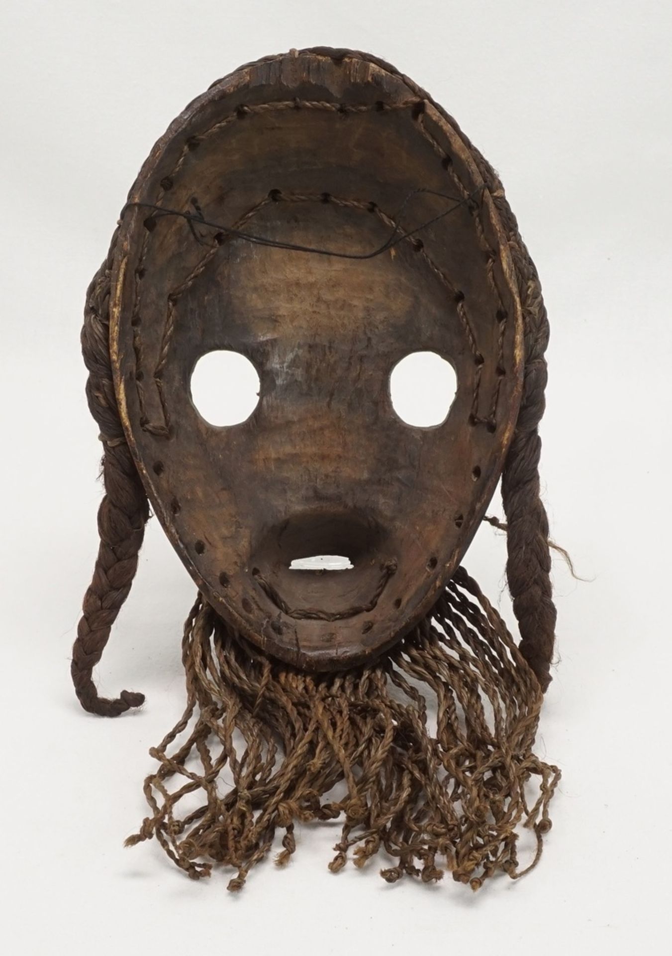 Feuerläufermaske der Dan, Elfenbeinküste, 1. Hälfte 20. Jh.Holz und Pflanzenfasern, satte schwarze - Image 2 of 2
