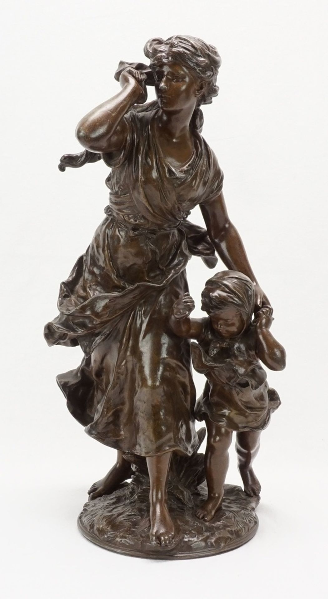 Mayer, "Mutter mit Kind an einem stürmischen Tag"Zinkspritzguss bronziert, um 1900, im Sockel