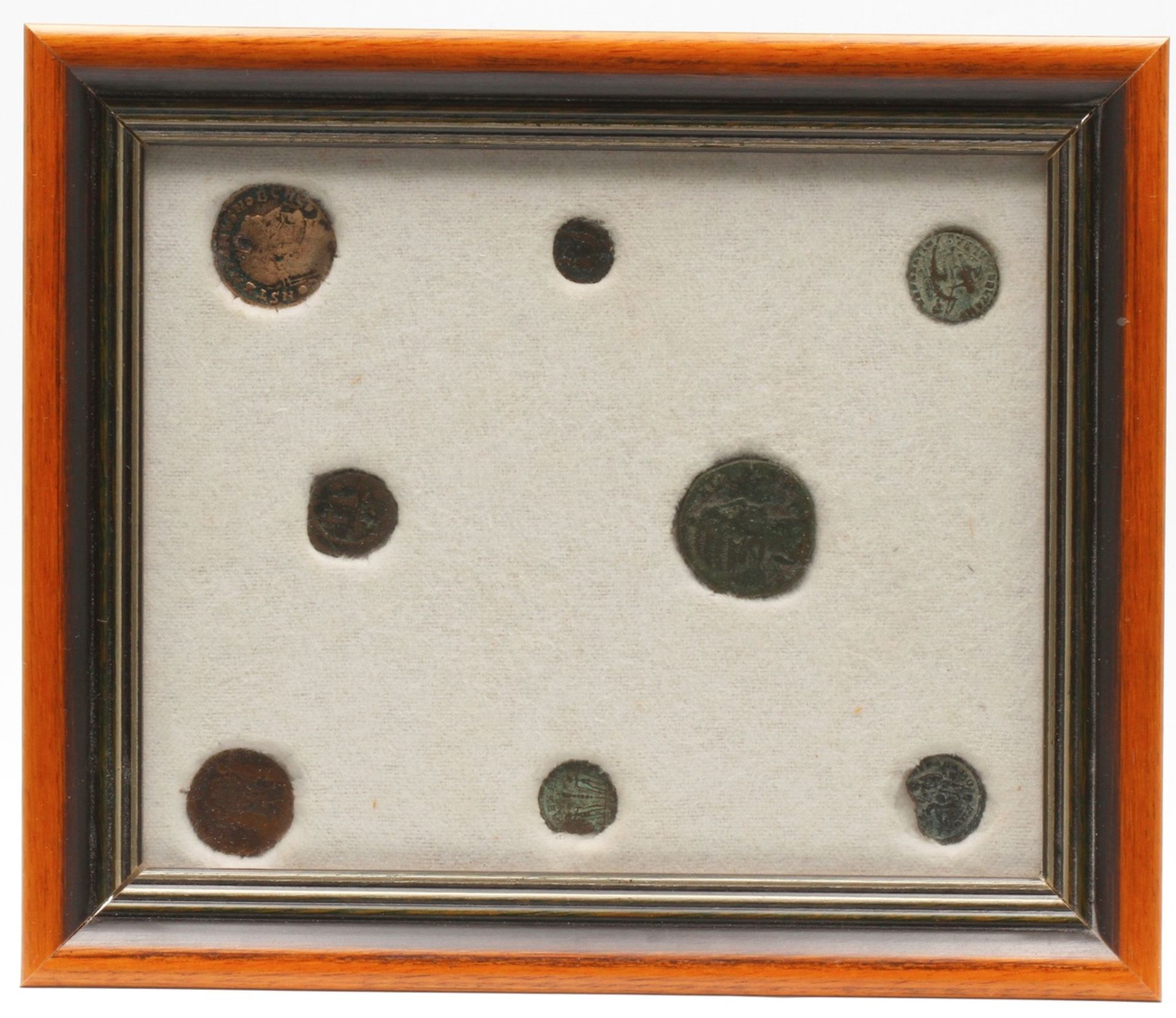 Acht antike römische Münzen von Constantinus und anderen KaisernKupfer, Römisches Reich, gerahmt auf