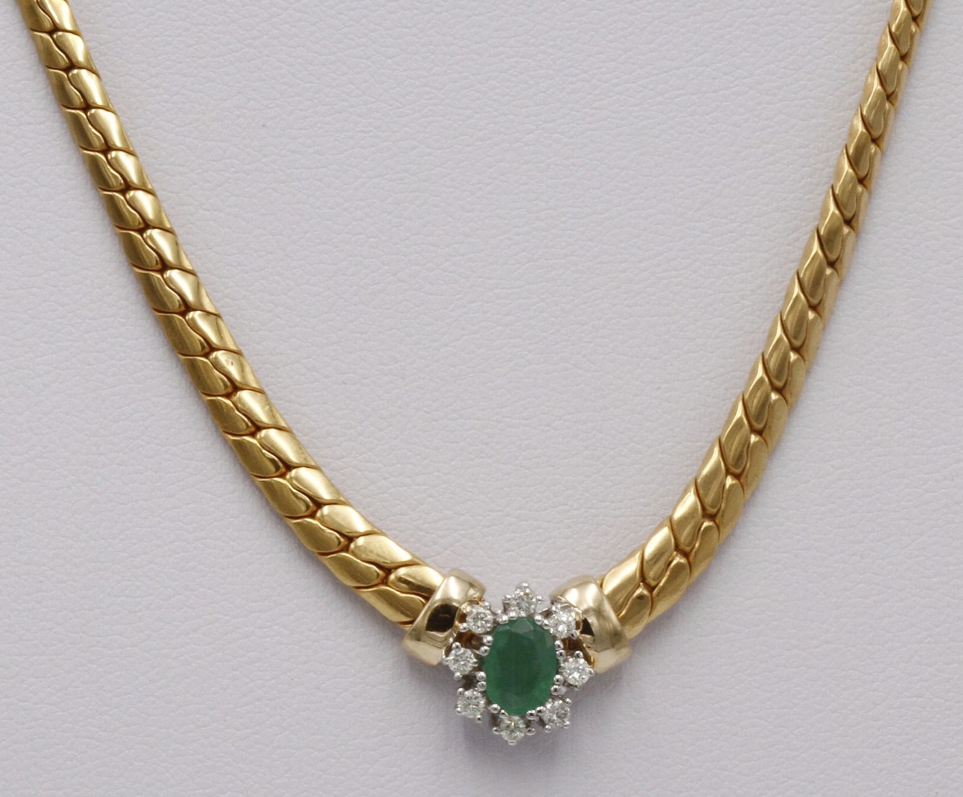 Entourage-Collier und Ohrstecker mit Smaragd und Brillanten585/- Gelbgold, guter Zustand 1) Collier, - Image 3 of 6