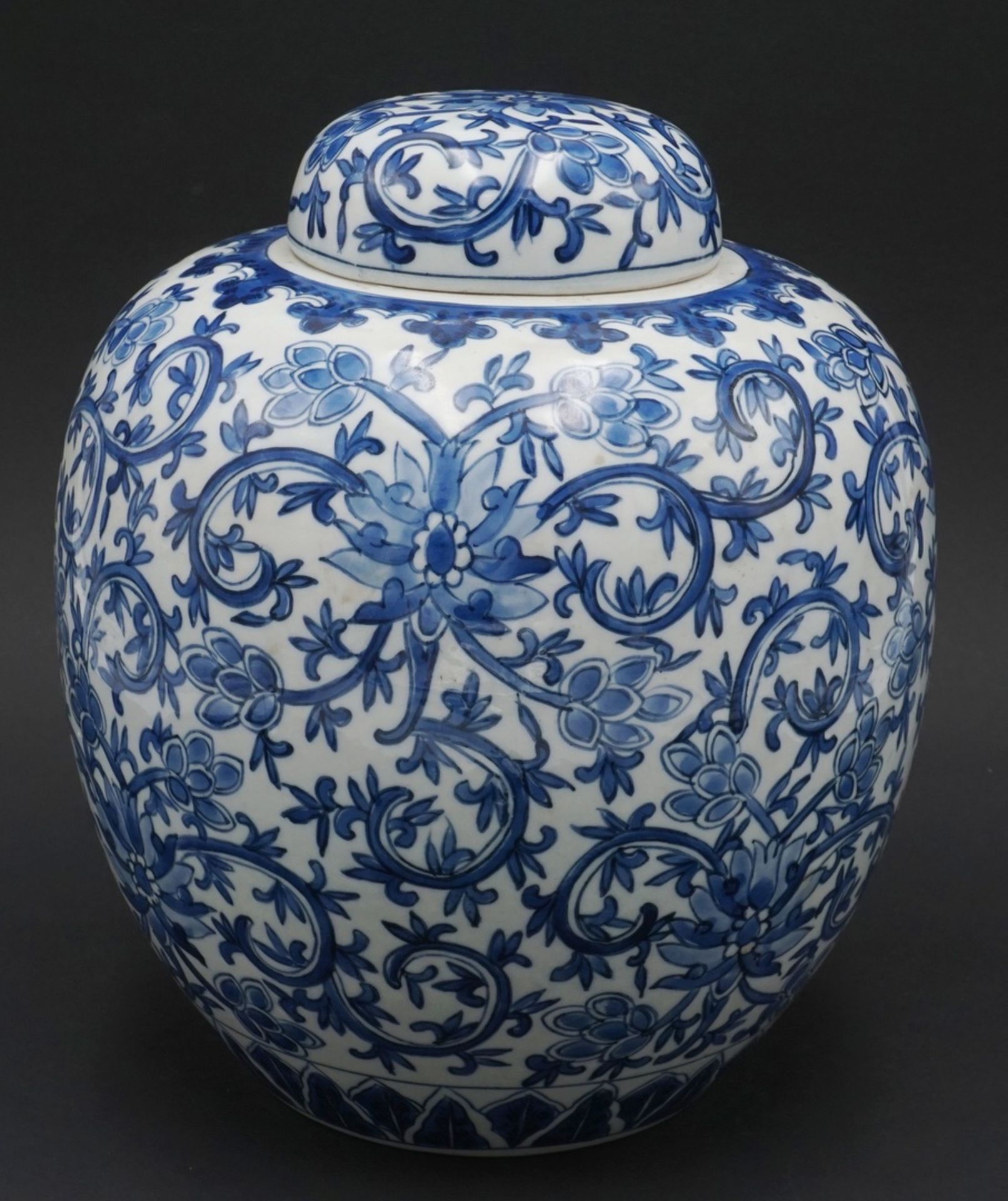 Gebauchte Deckelvase, China, 1. Hälfte 20. Jh.Porzellan, blaue Bodenmarke, umlaufend mit blauem