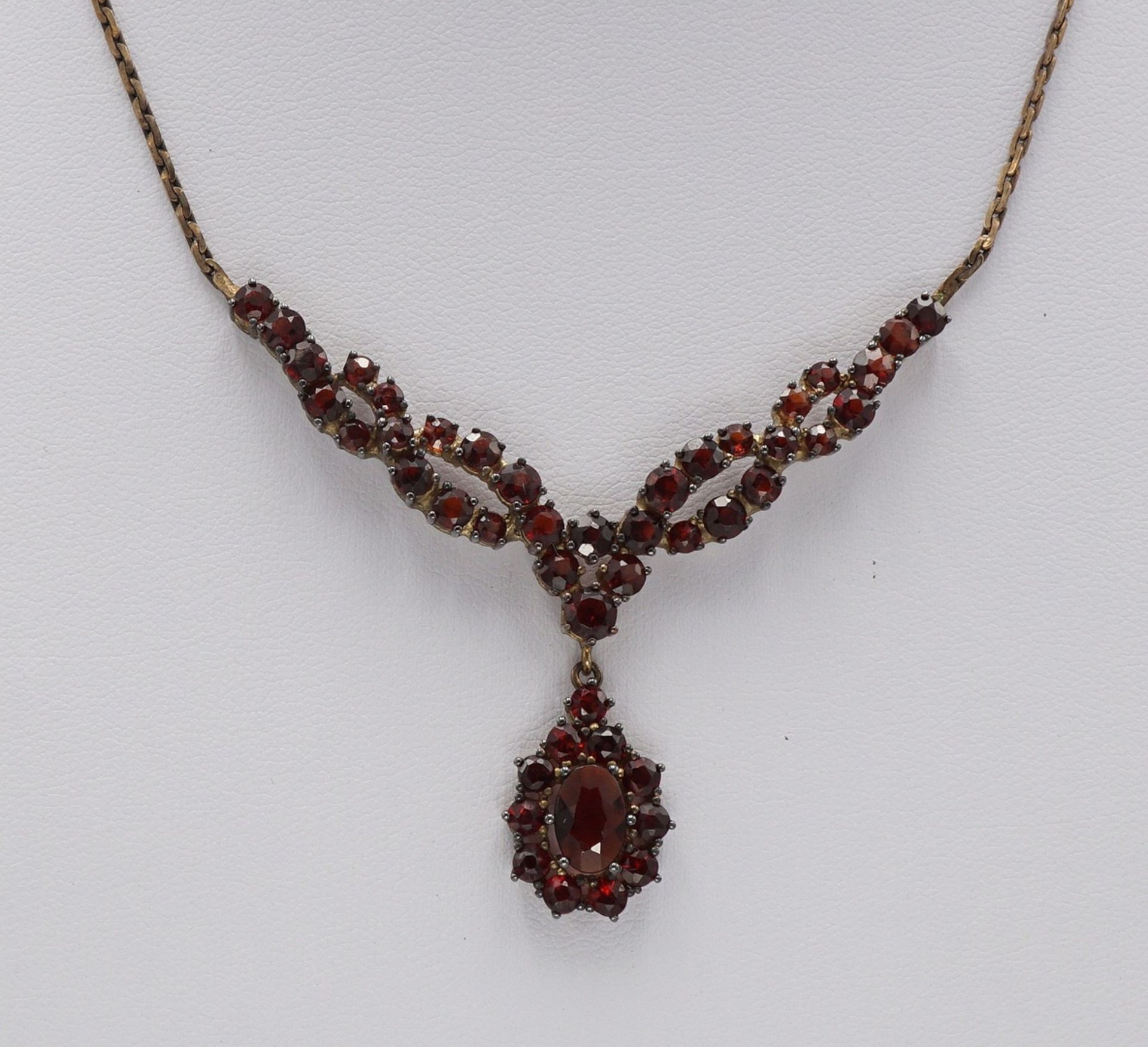 Collier mit Böhmischem Granatum 1900, Tombak, zahlreiche, einzeln in Krappen gefasste, böhmische