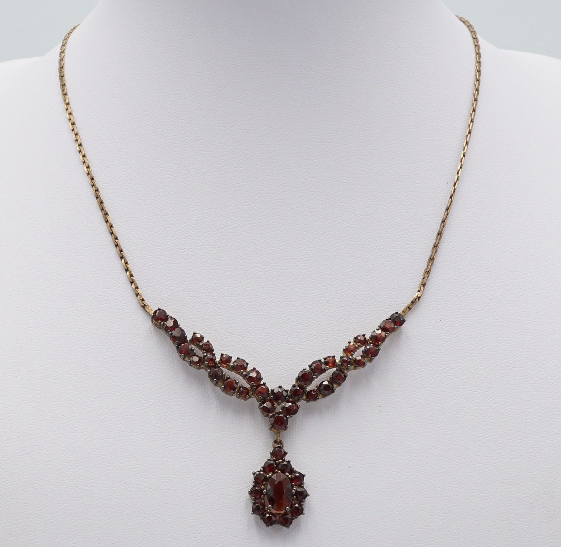 Collier mit Böhmischem Granatum 1900, Tombak, zahlreiche, einzeln in Krappen gefasste, böhmische - Image 2 of 3