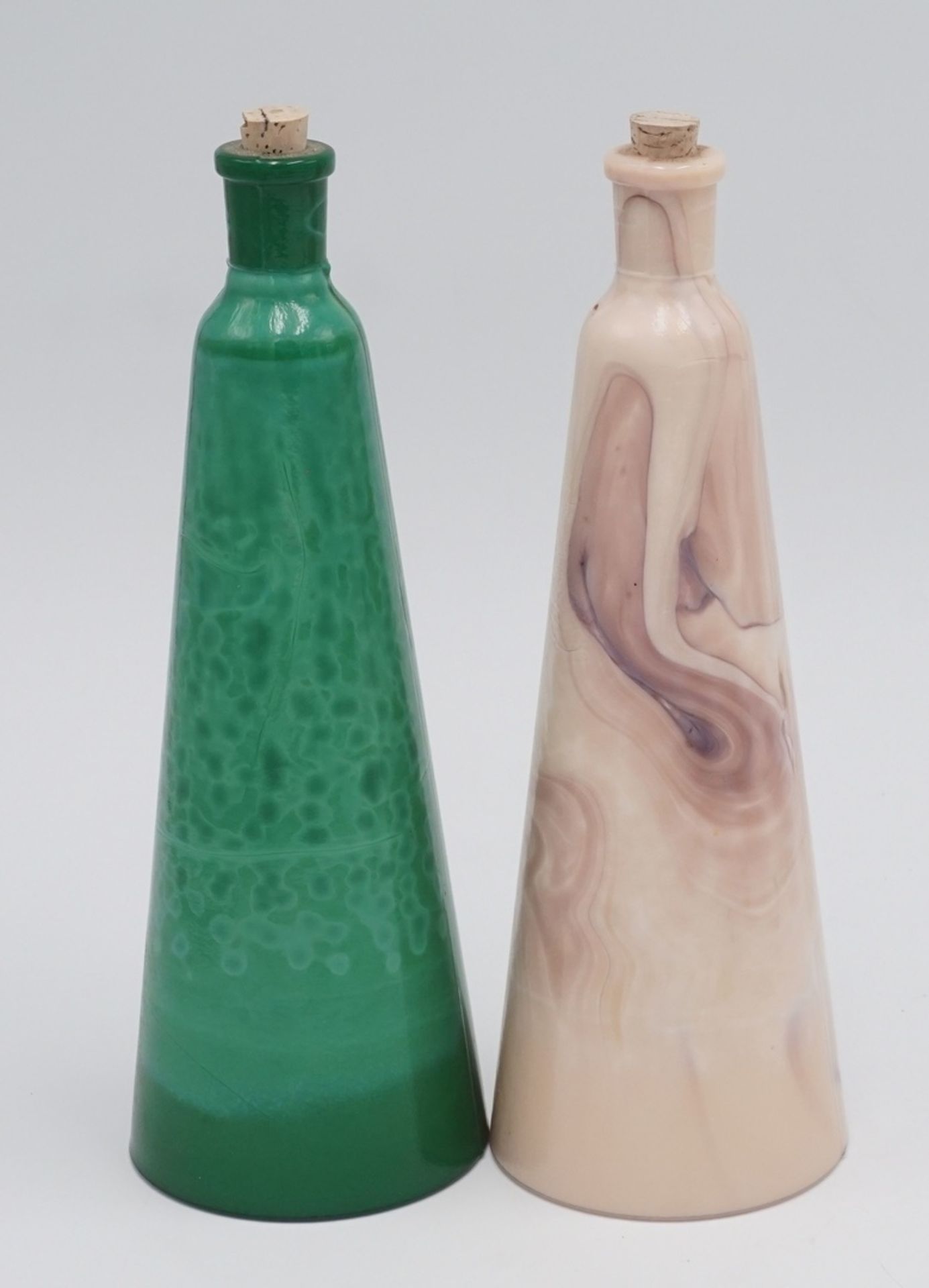Zwei Glaskaraffen, 20. Jh.Pressglas, zylindrisch sich nach oben verjüngender Korpus, mit Korken, - Bild 2 aus 2
